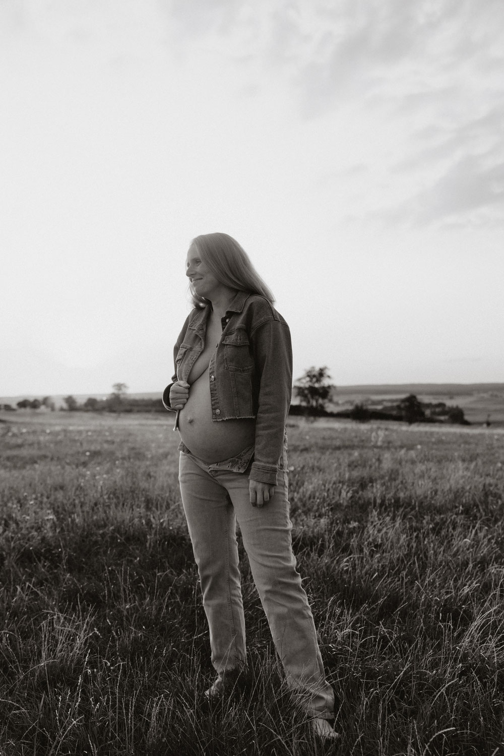 Eine Reise voller Licht – Lisas Babybauchshooting an der Bockwindmühle