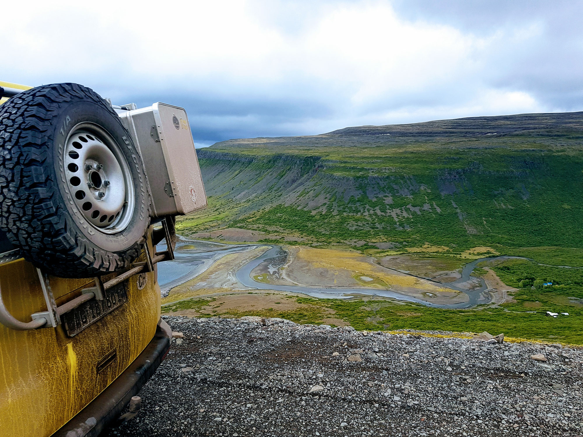 Islands Westfjorde mit unserem VW T5 4x4: tief eingeschnittene Fjorde im Kontrast zu schroffen Bergen
