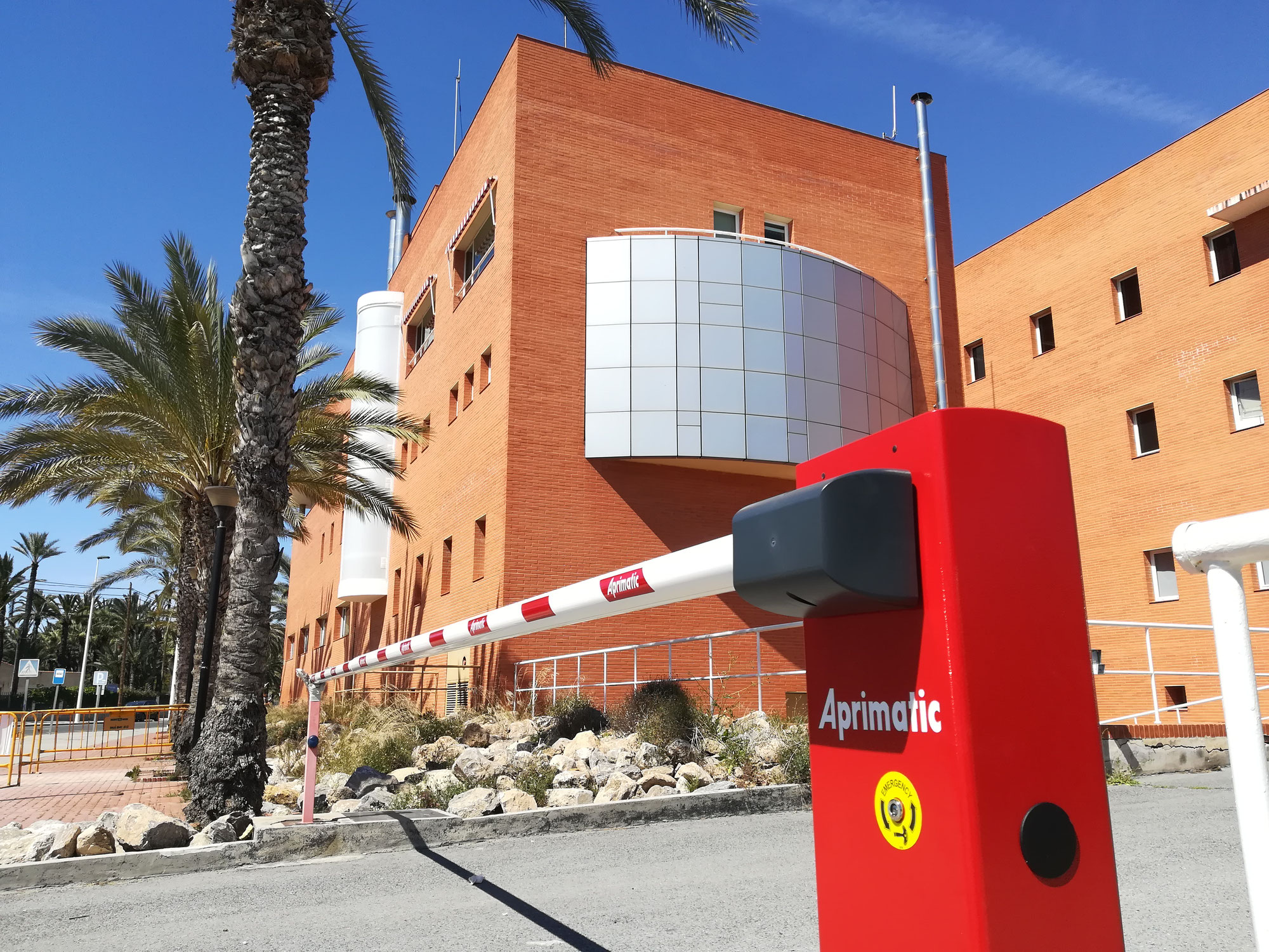 PUERTAS AUTOMÁTICAS ELCHE - Barrera automática Aprimatic en acceso garaje Policia Nacional