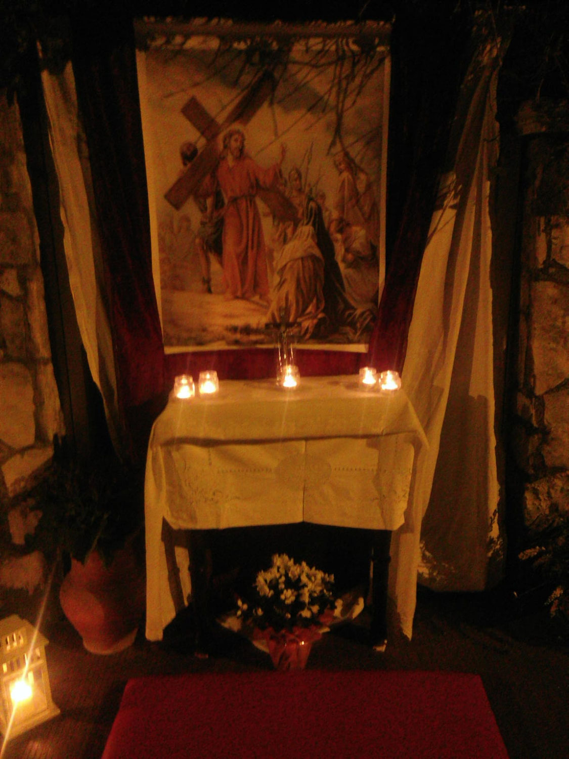 Eventodesign  è specializzata nella progettazione e realizzazione   di arredi per chiese, banchi, sedute, altari, porte, Produzione e vendita arredi sacri in le