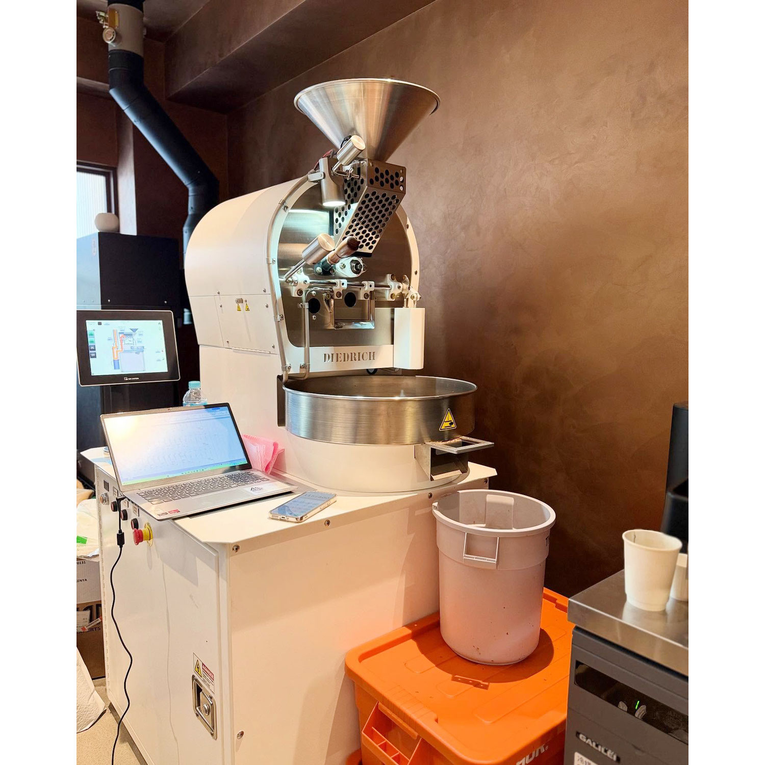 東京都中央区にある『銀座に志かわ築地coffeeroaster様』へDiedrich Roasters DR-3と消煙機FCS-15を納品させていただきました