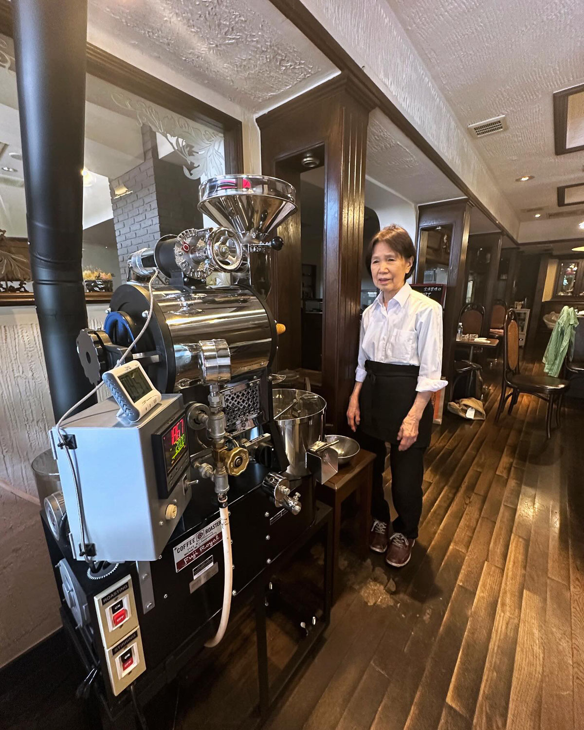本日は87歳のママさんと焙煎機に向き合っています