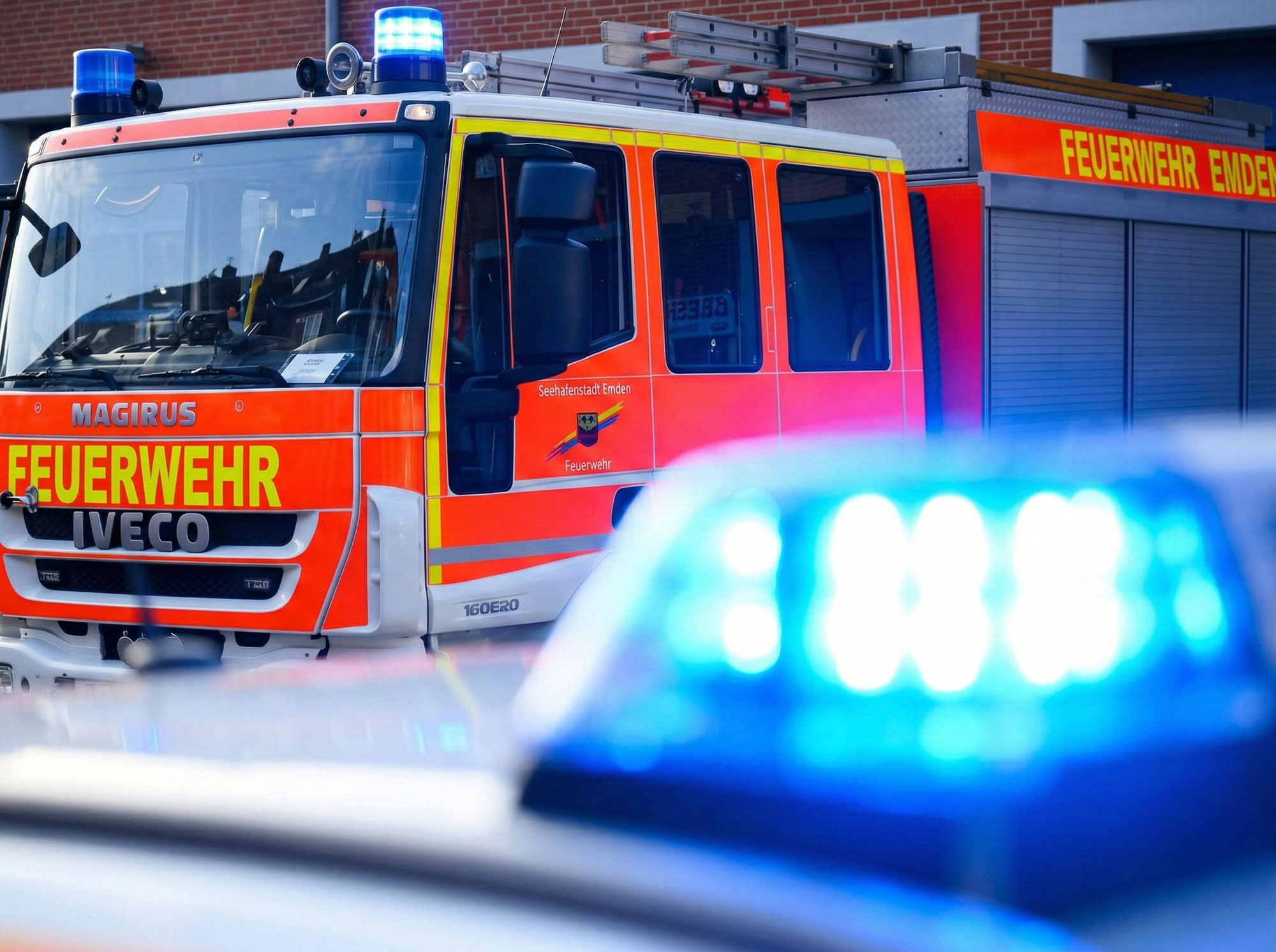 Drei Personen ins Hafenbecken gestürzt – Zwischenfall am Fähranleger in Emden