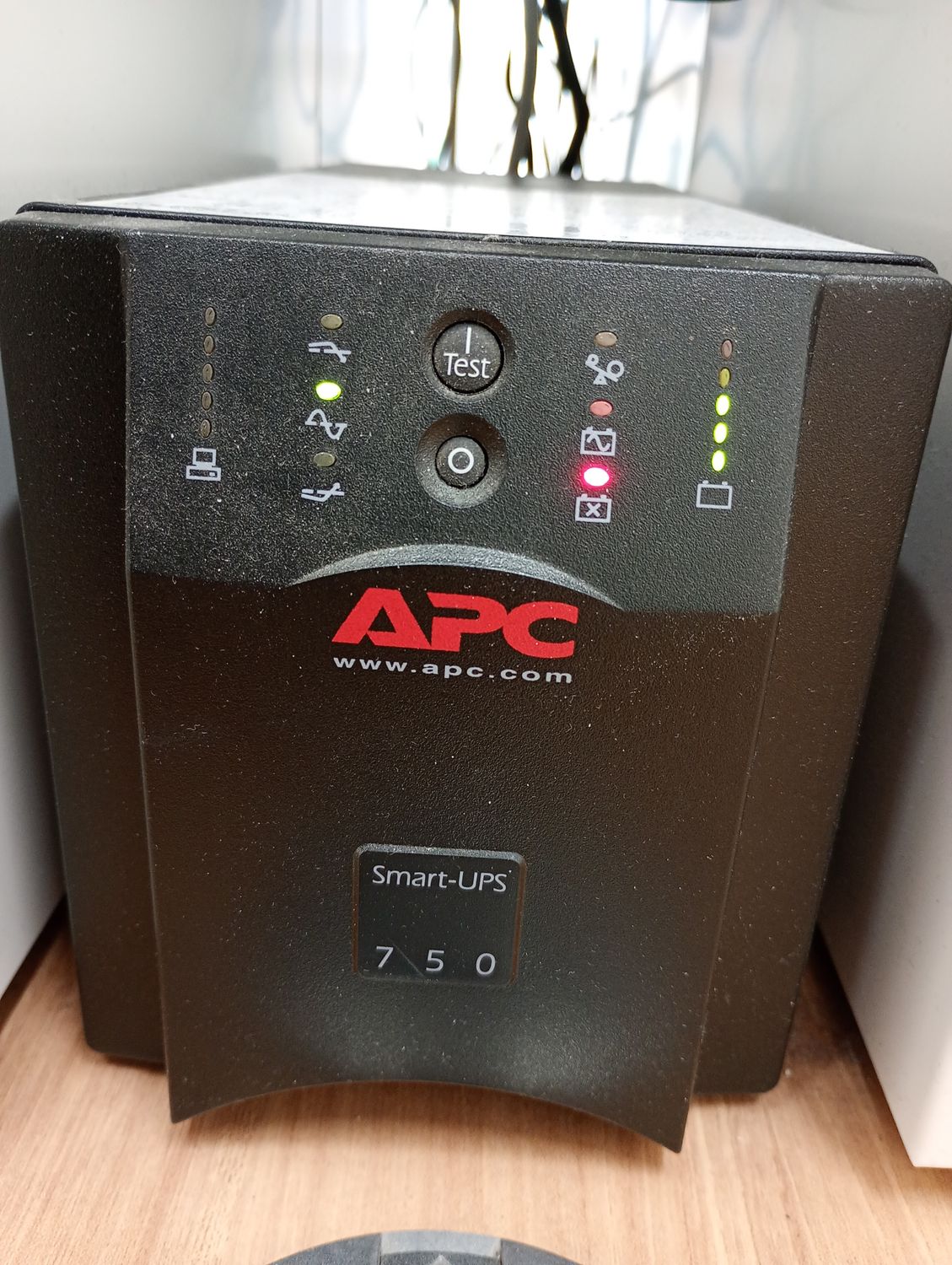 APC Smart UPS 750でアラーム音が発生！バッテリ交換で対応します