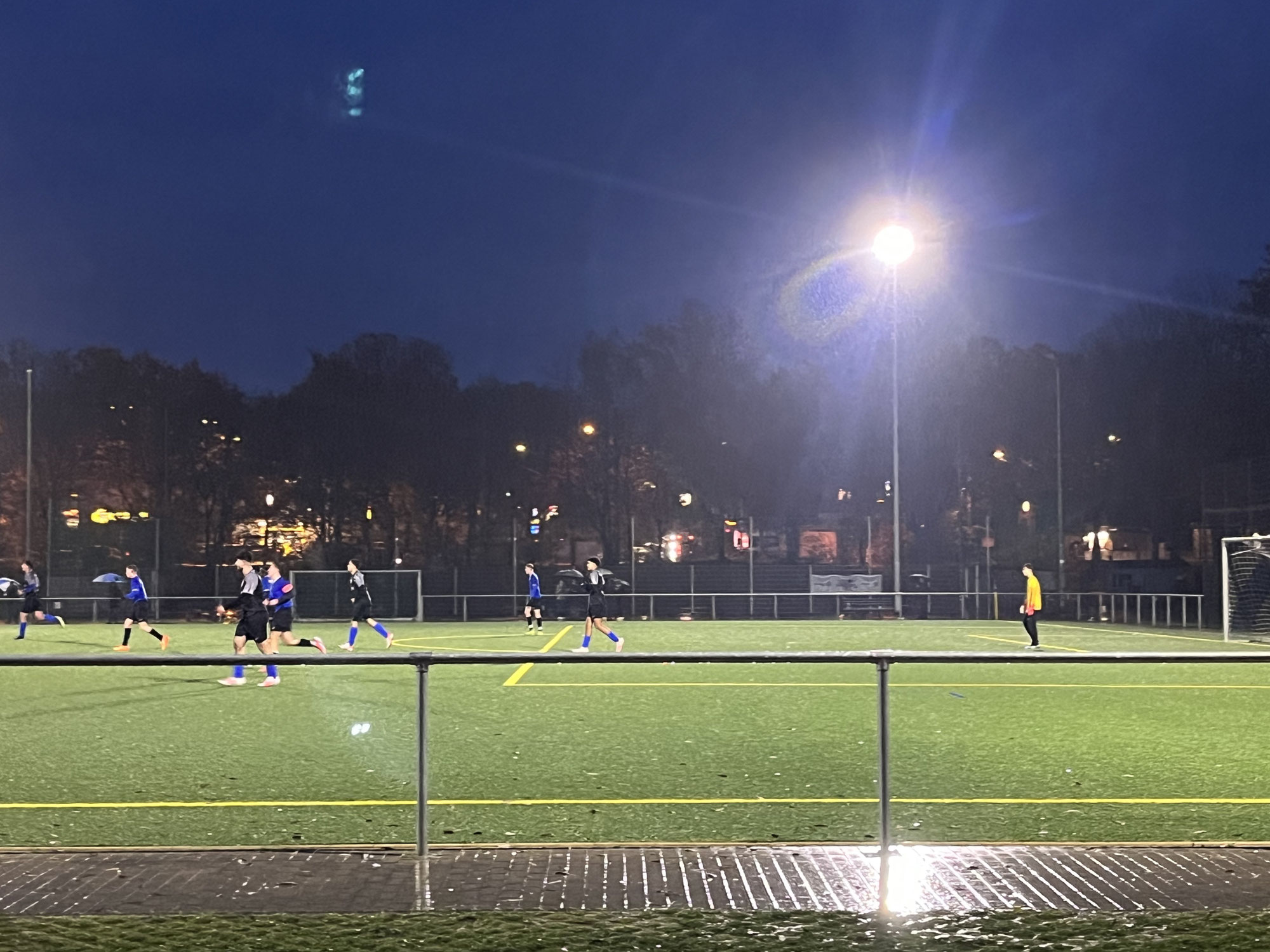 B-Jugend der Saison 23/24 gewinnt im Regen auf Kunstrasenplatz in Wolfsanger