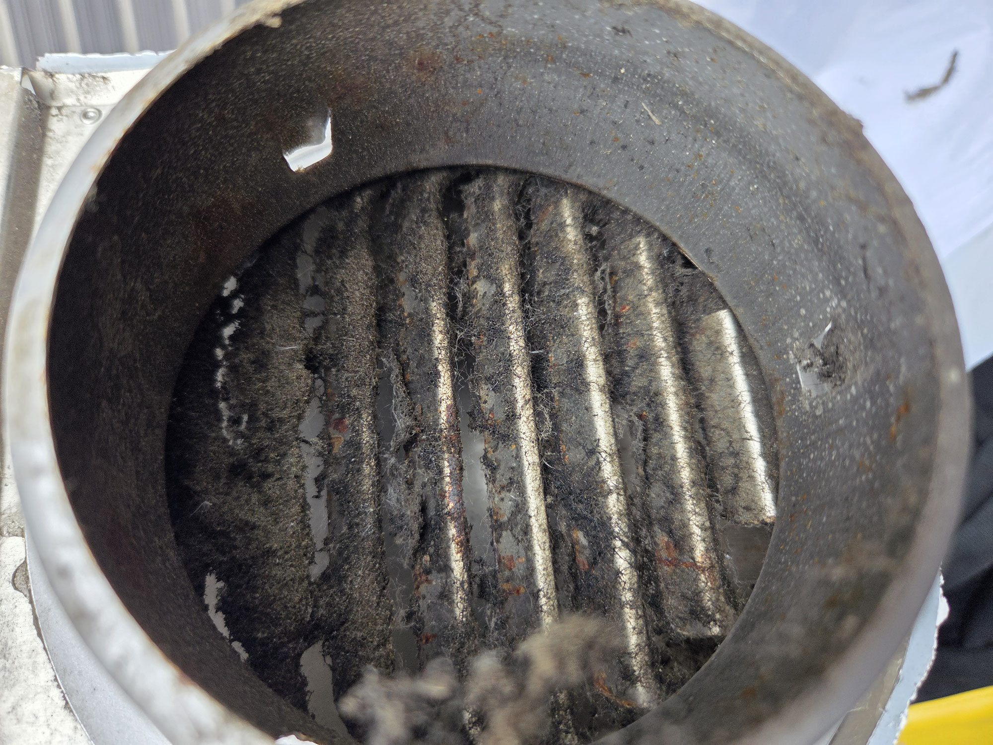 ロープ作業での換気フードの交換