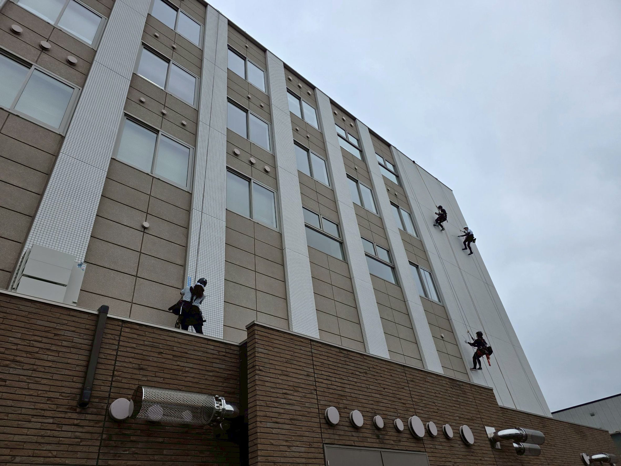 東区の病院の外壁調査