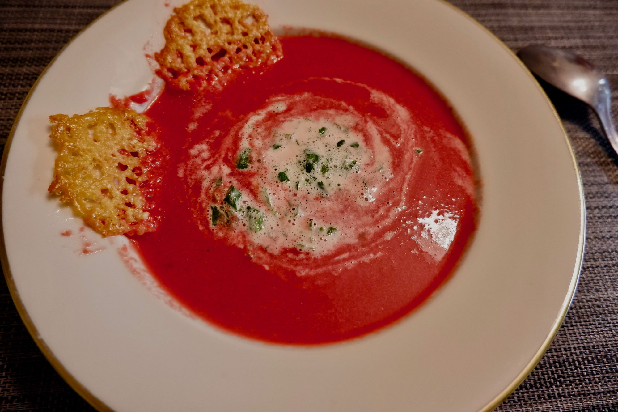 Rote Bete Suppe mit Parmesan Taler