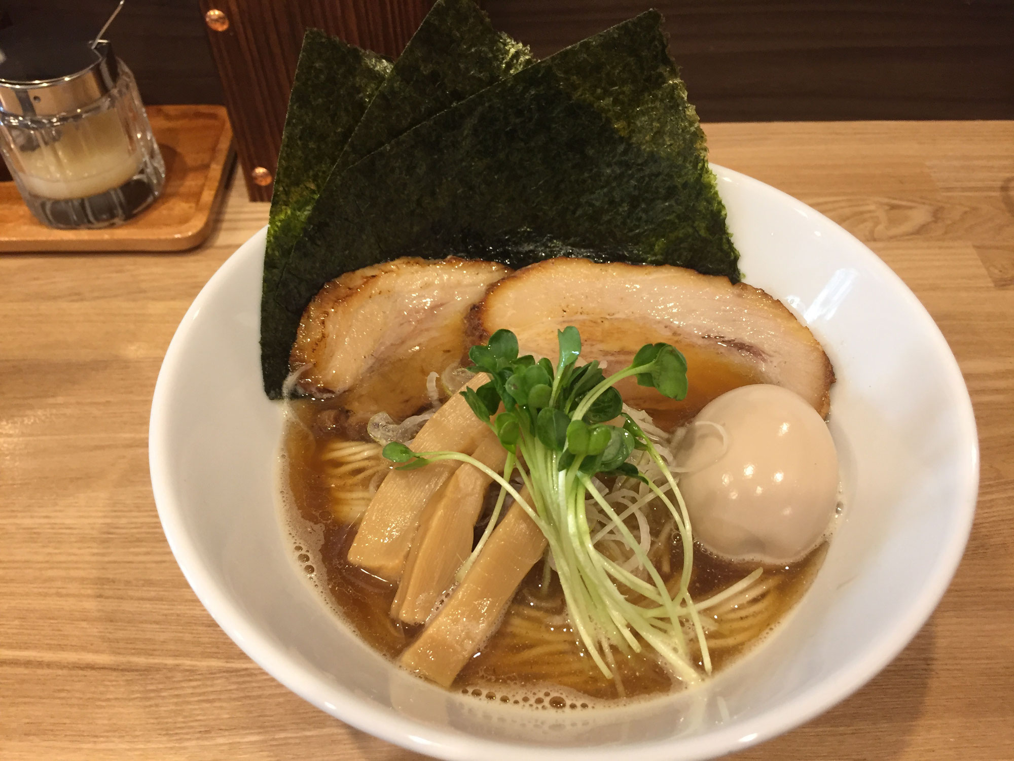 初台の人気ラーメン店　麺屋琥珀