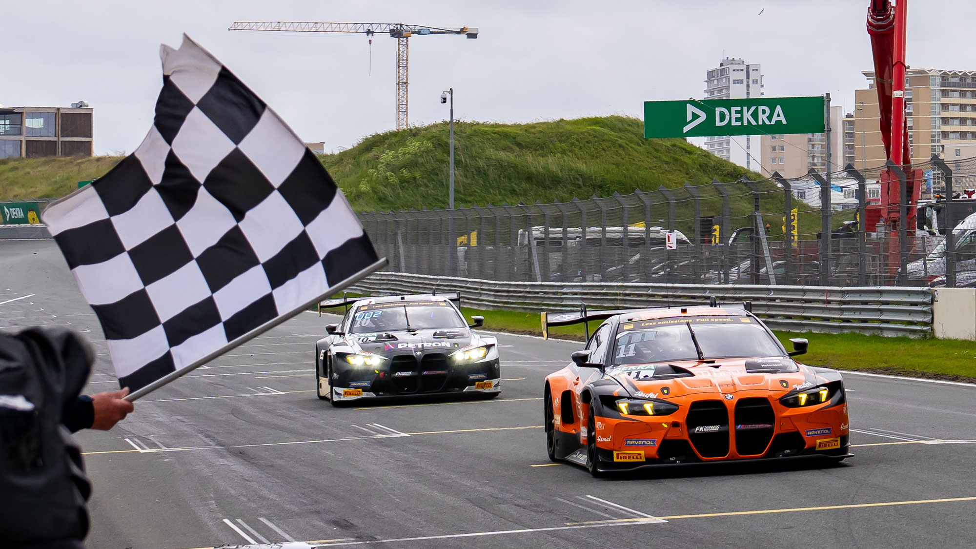 Spannung pur in Zandvoort: Zwei Premieren und ein Doppelsieg beim ADAC GT Masters