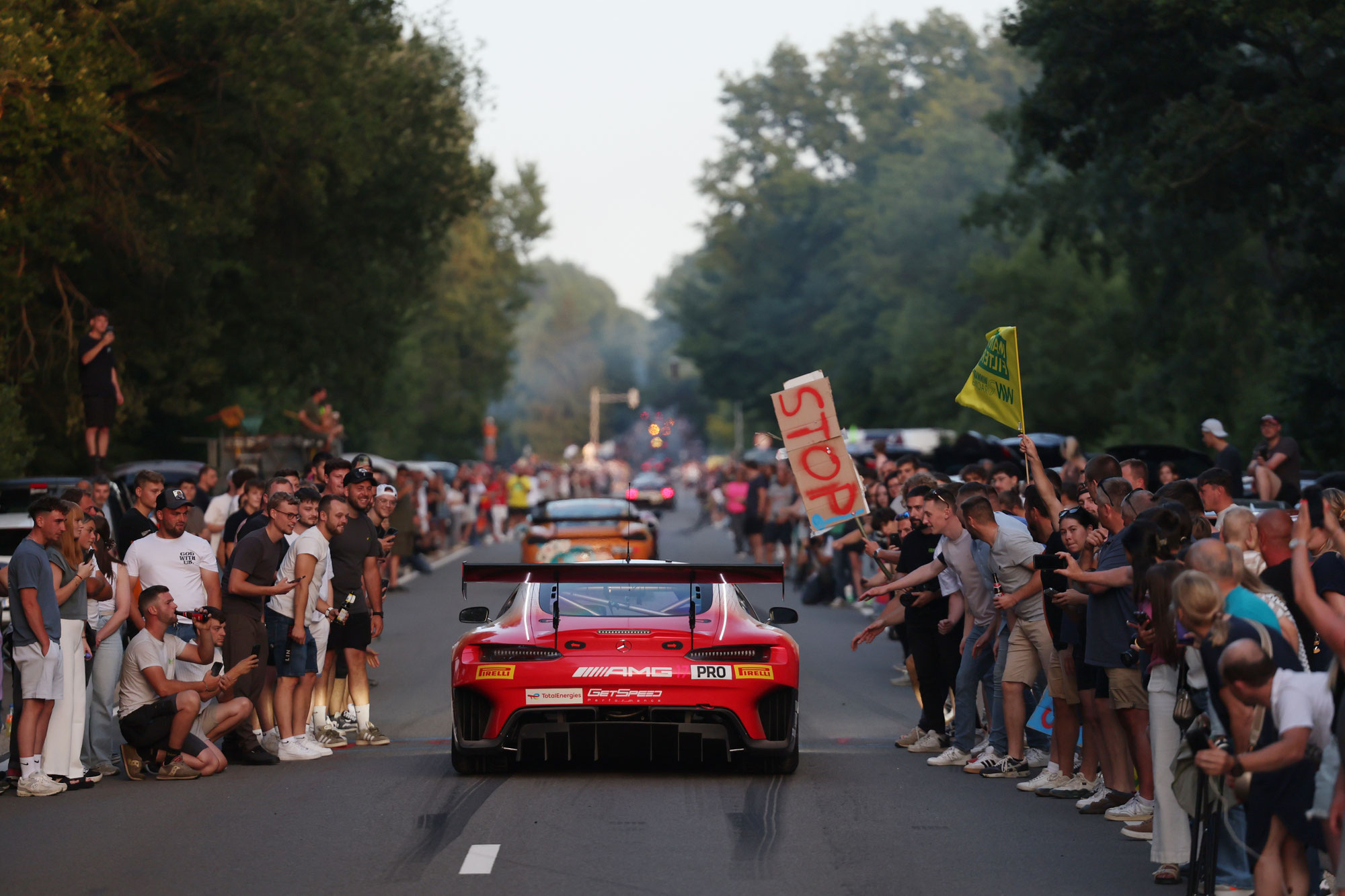 Parade bringt die CrowdStrike 24 Hours of Spa in die Innenstadt