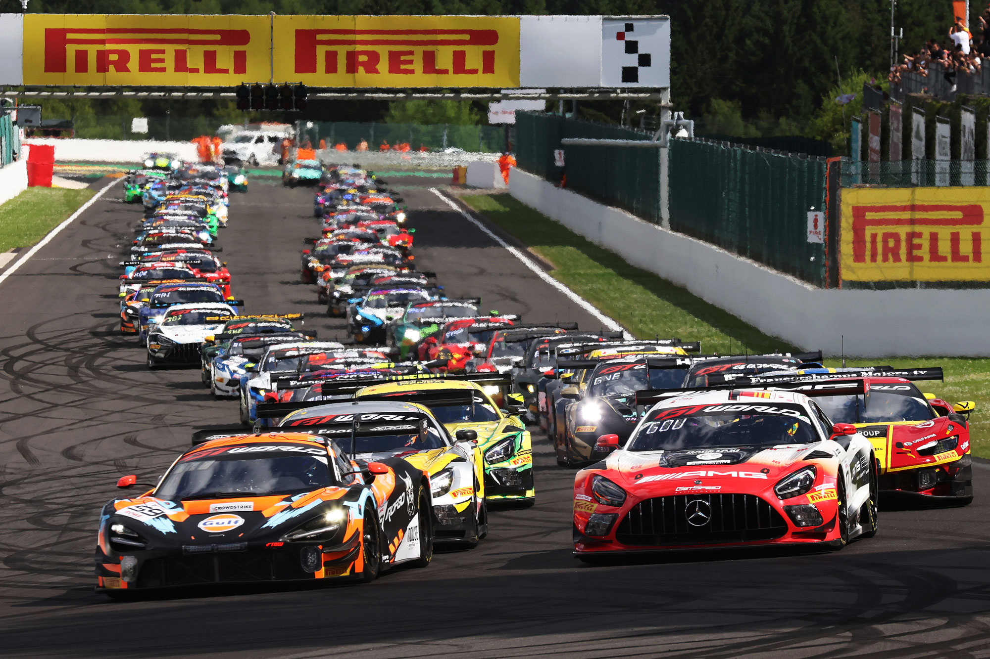 McLaren führt turbulente Startphase der CrowdStrike 24 Hours of Spa an