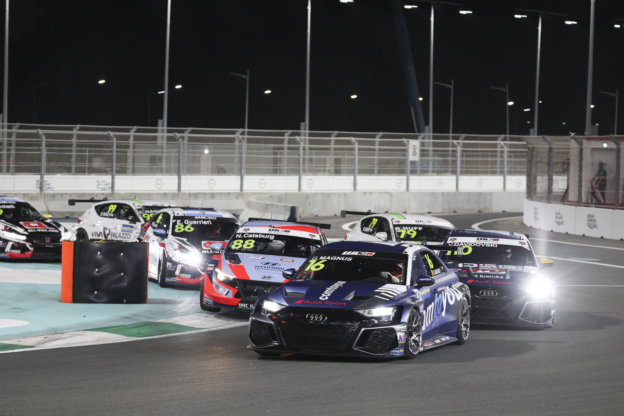 DAS ZWEITE RENNEN IN SAUDI-ARABIEN: MAGNUS GEWINNT FINALEN THRILLER DES WTCR