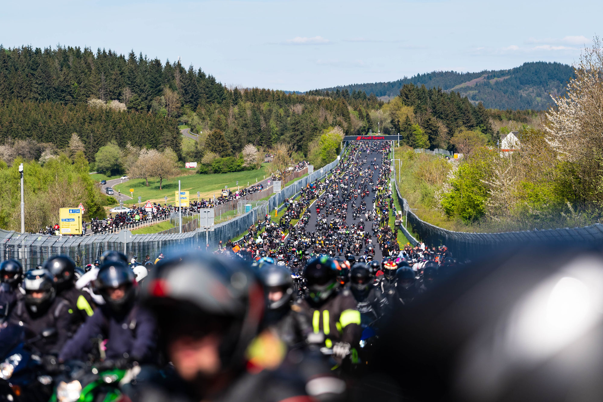 42.000 Biker feiern am Nürburgring ihren Saisonauftakt