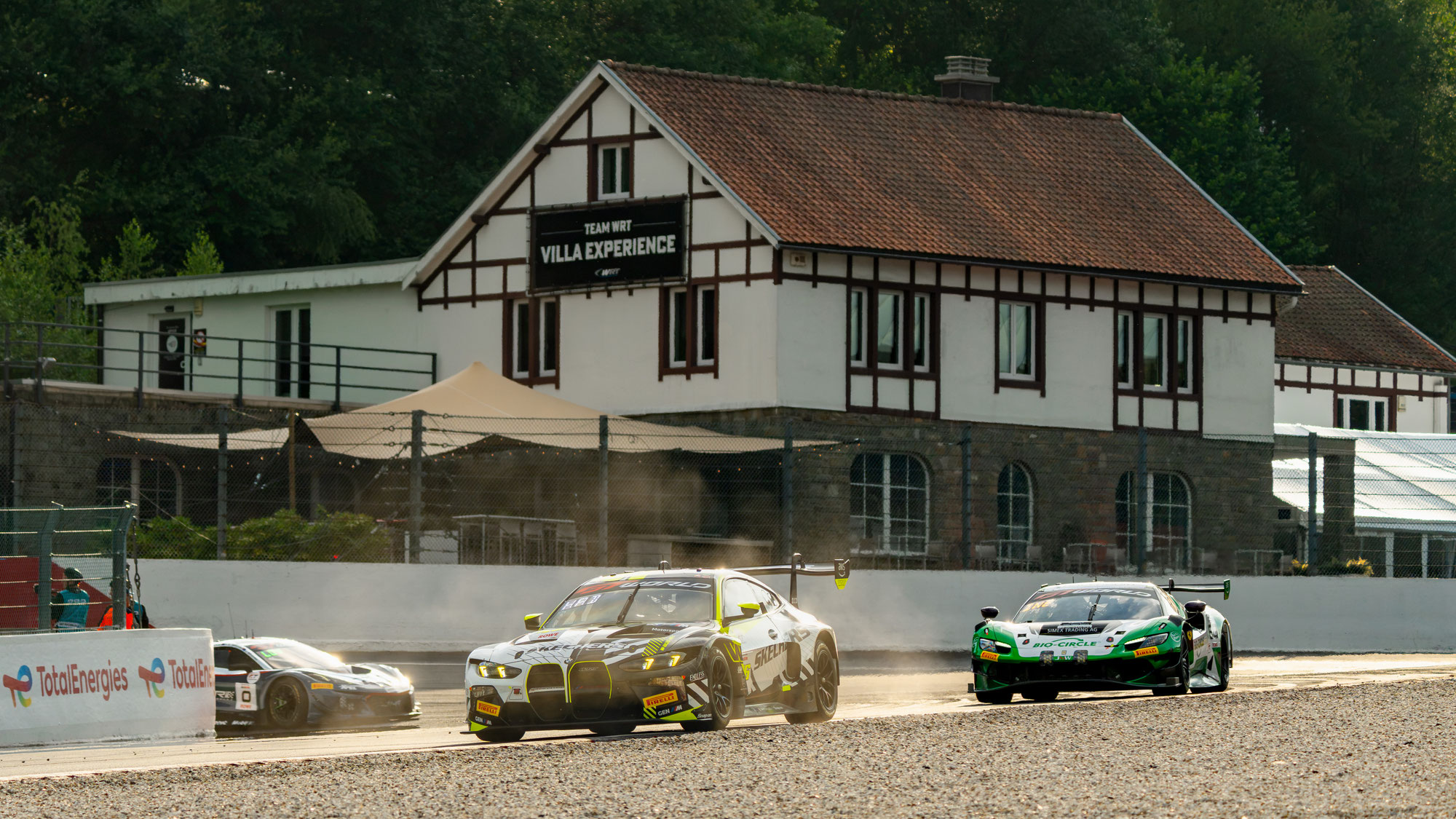 GT World Challenge in Misano: 44 GT3 Rennwagen zwischen Flutlicht und Heimspiel