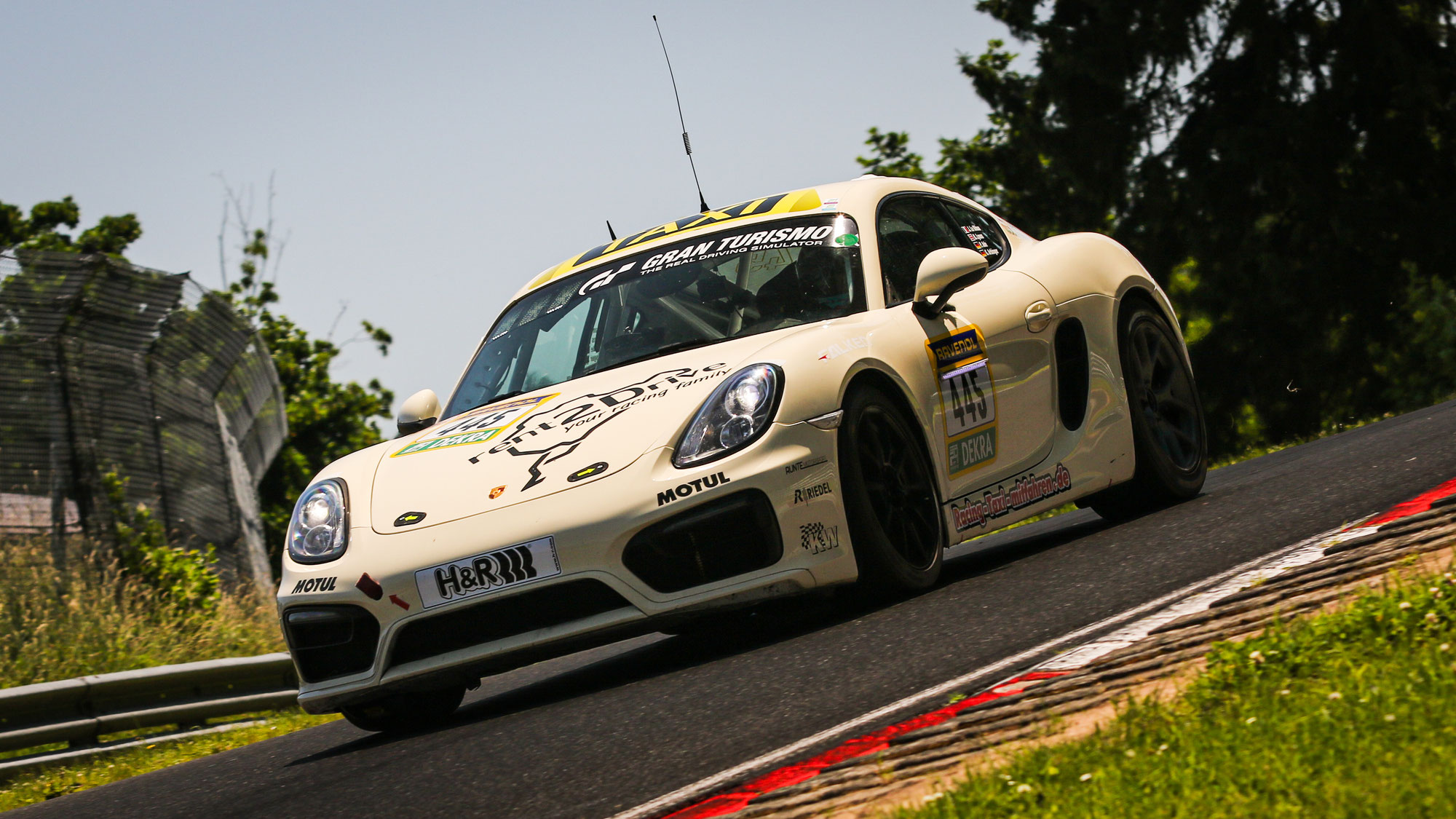 rent2Drive-racing widmet die Klassensiege V6 und BMW 325i bei den ADAC Ravenol 24h Nürburgring dem im April verstorbenen Alois Mindermann