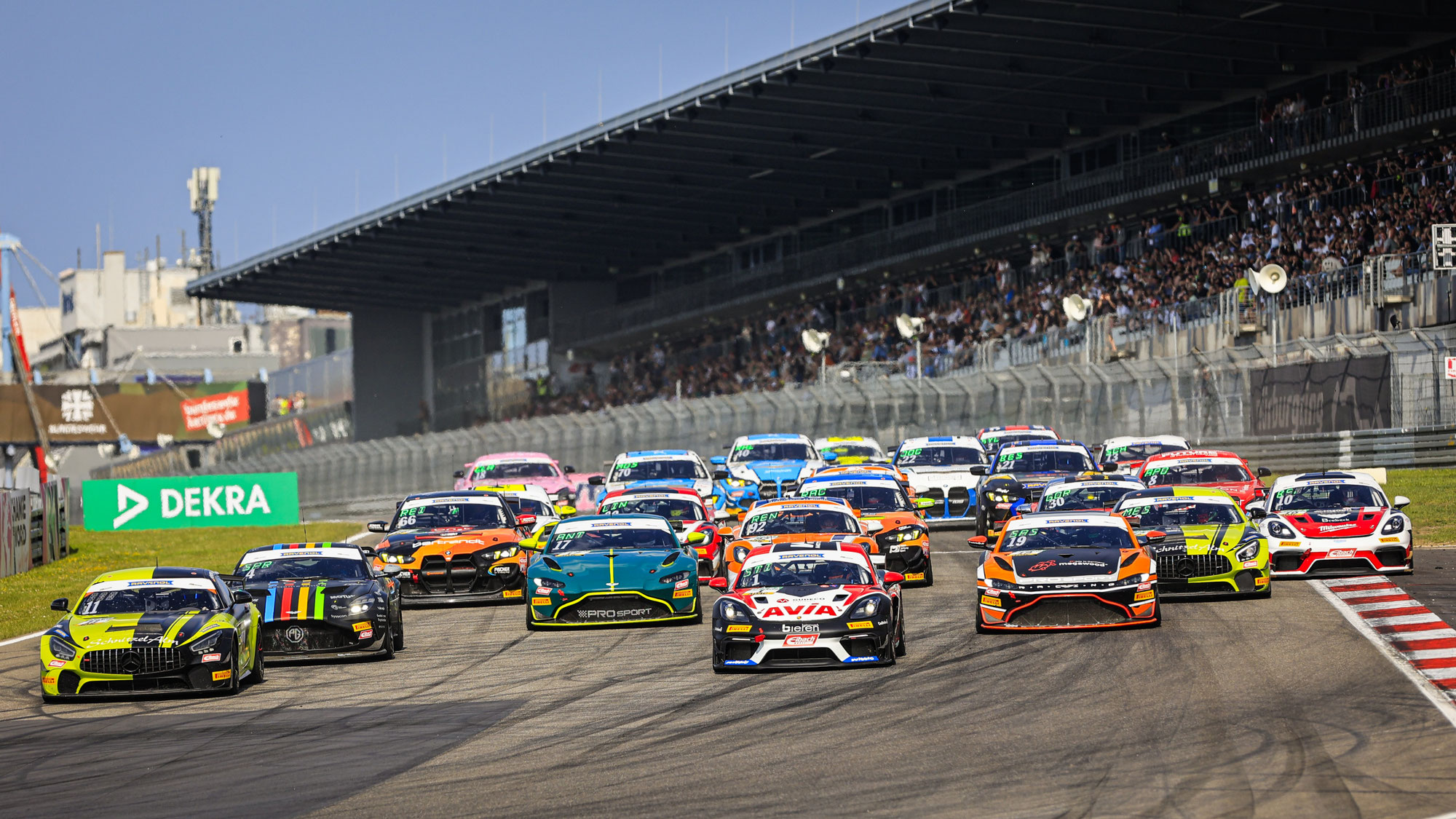 ADAC GT4 Germany lieferte auf dem Nürburgring spannende Rennaction