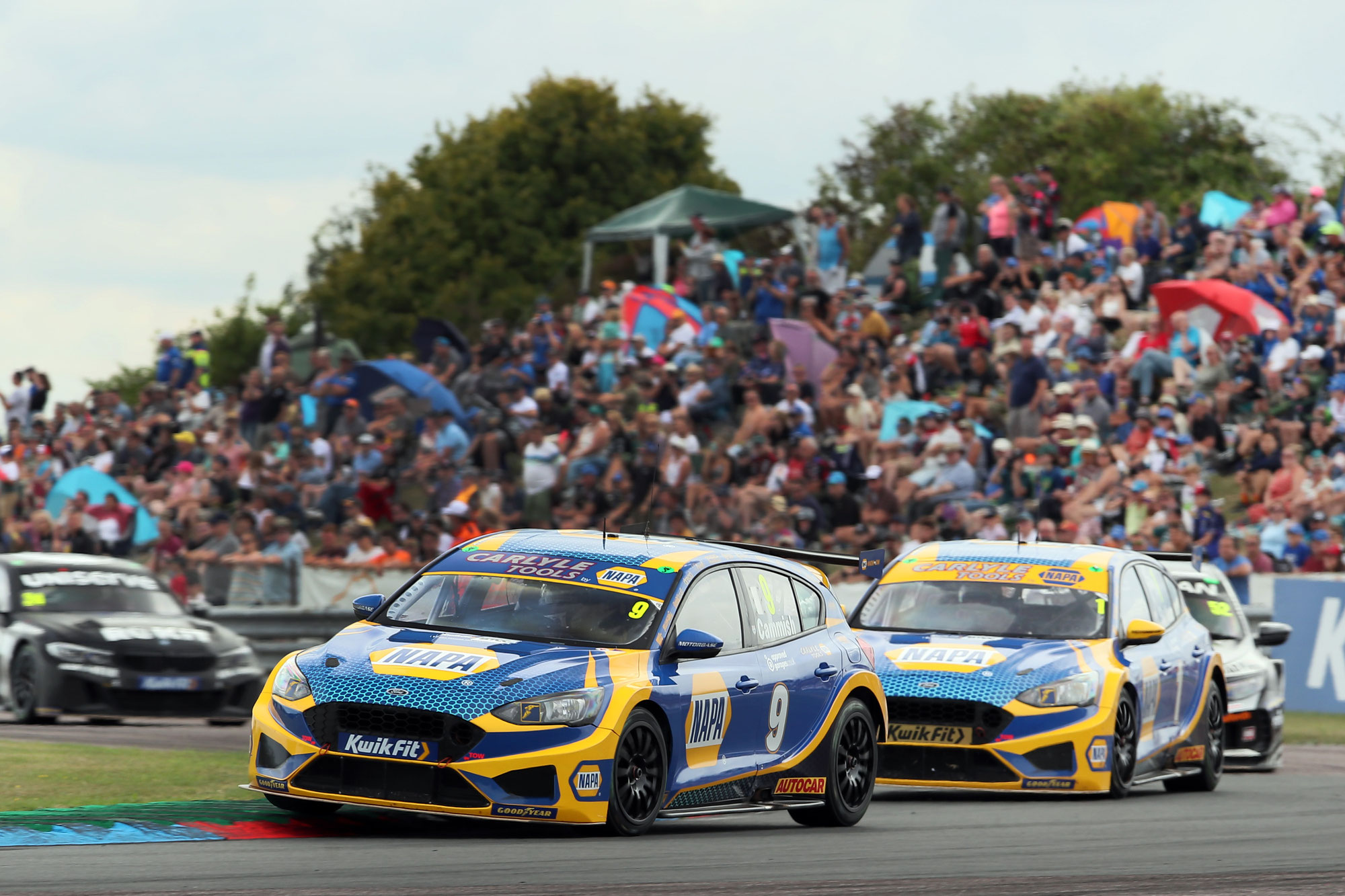 Cammish und Sutton feiern einen großartigen Tag für NAPA Racing UK