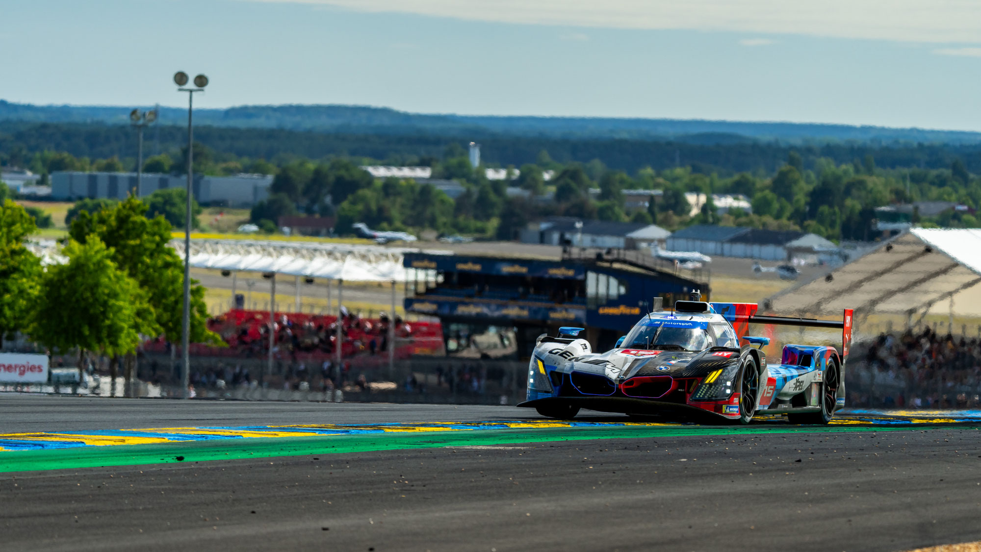 Historische Poleposition! Dries Vanthoor fährt im #15 BMW M Hybrid V8 auf Platz eins.