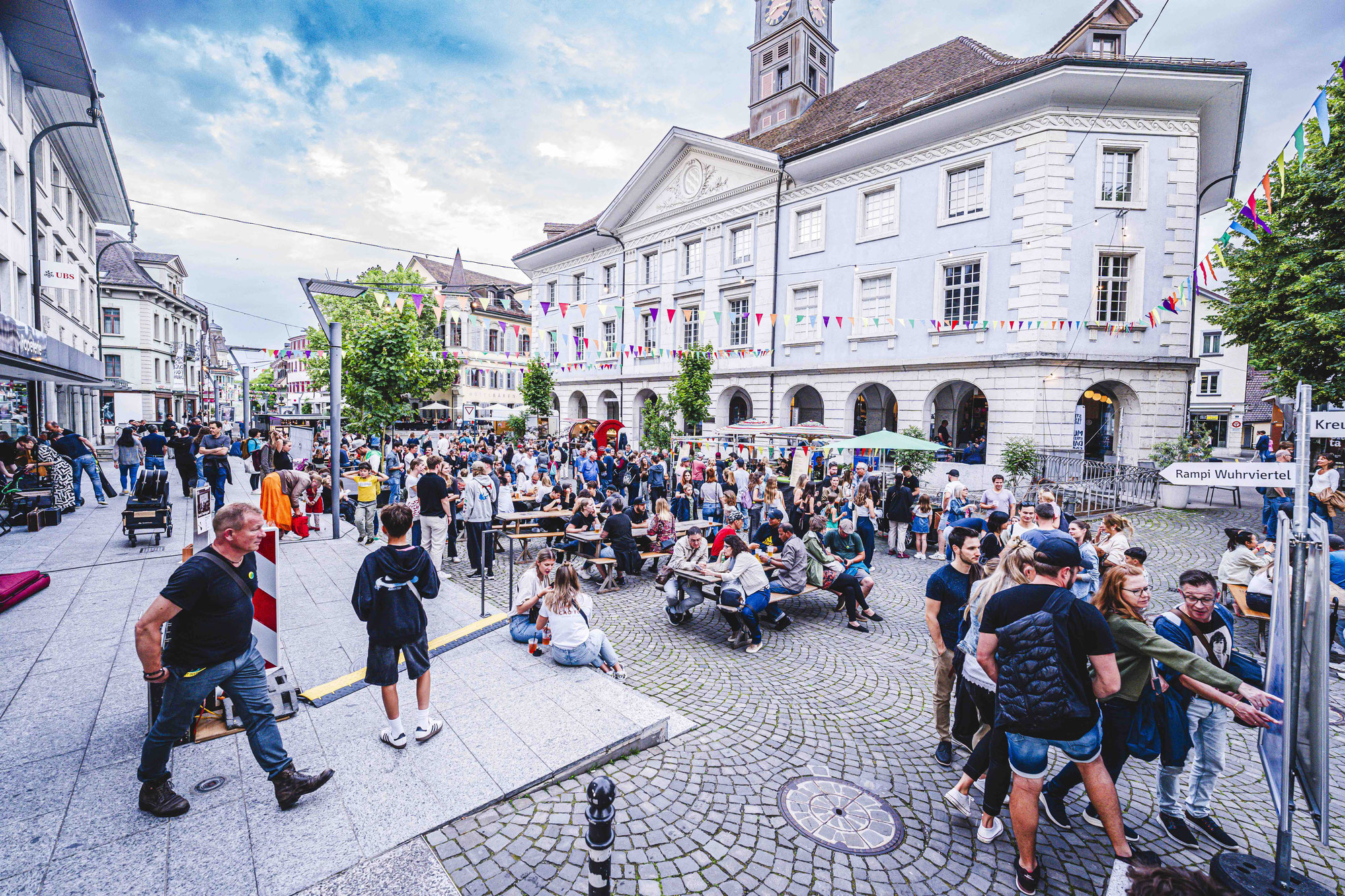 Bunte Fähnchen bleiben über die Sommermonate erhalten