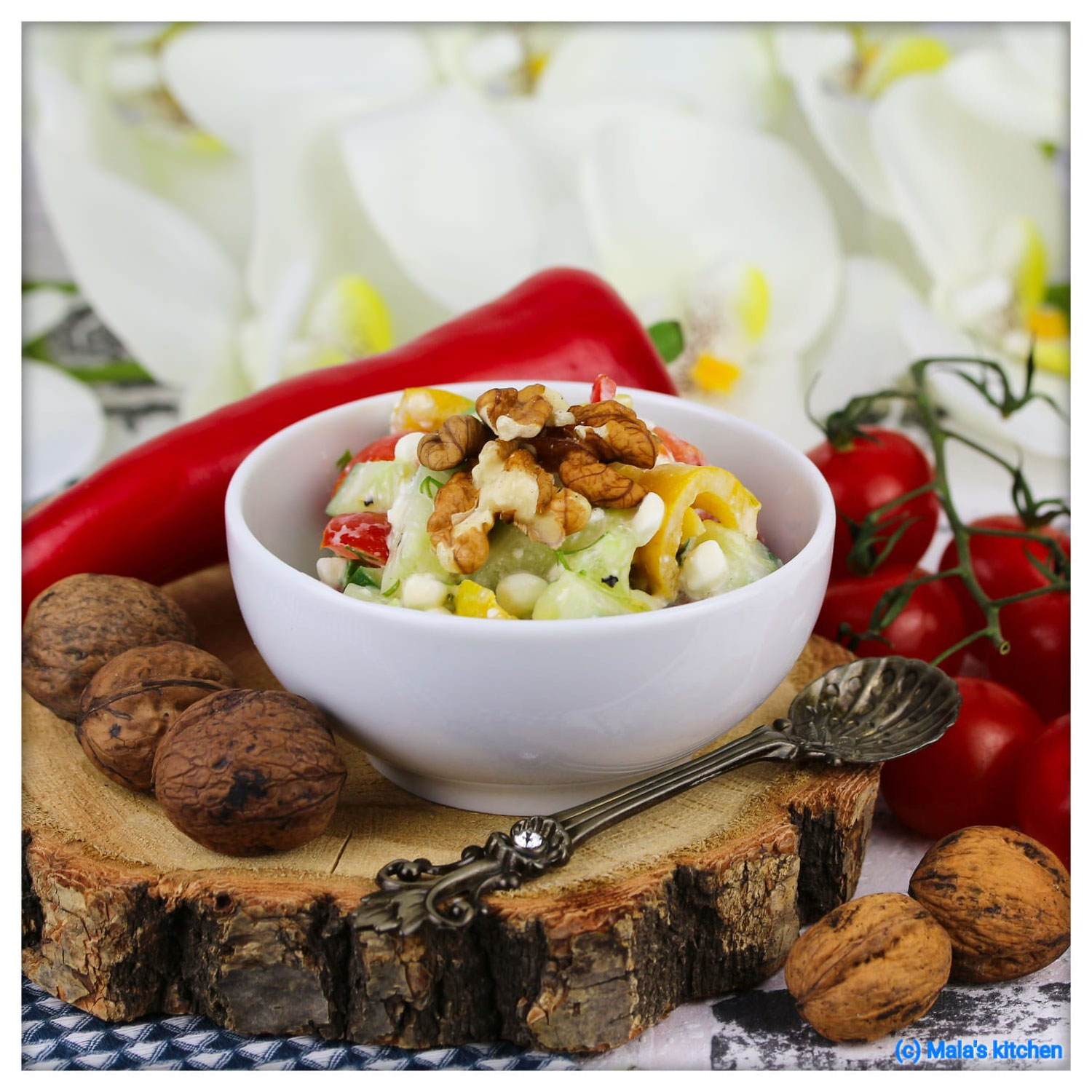 Hüttenkäsesalat mit Gemüse und Walnüssen