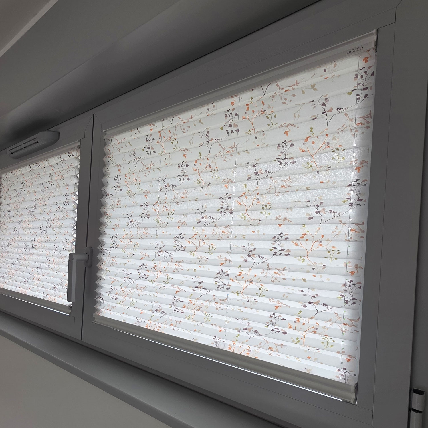 🌿 Un store plissé qui habille la lumière avec élégance.