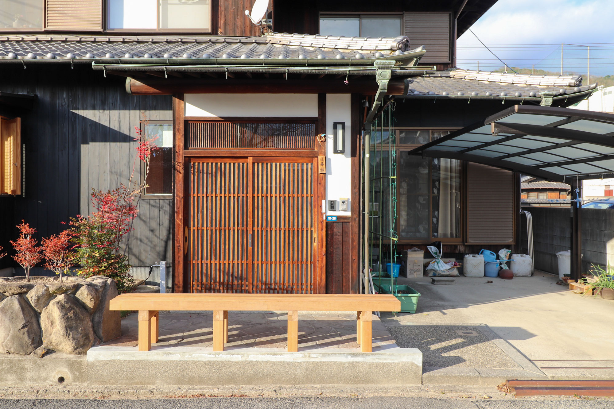 玄関前ベンチ／児島の越屋根