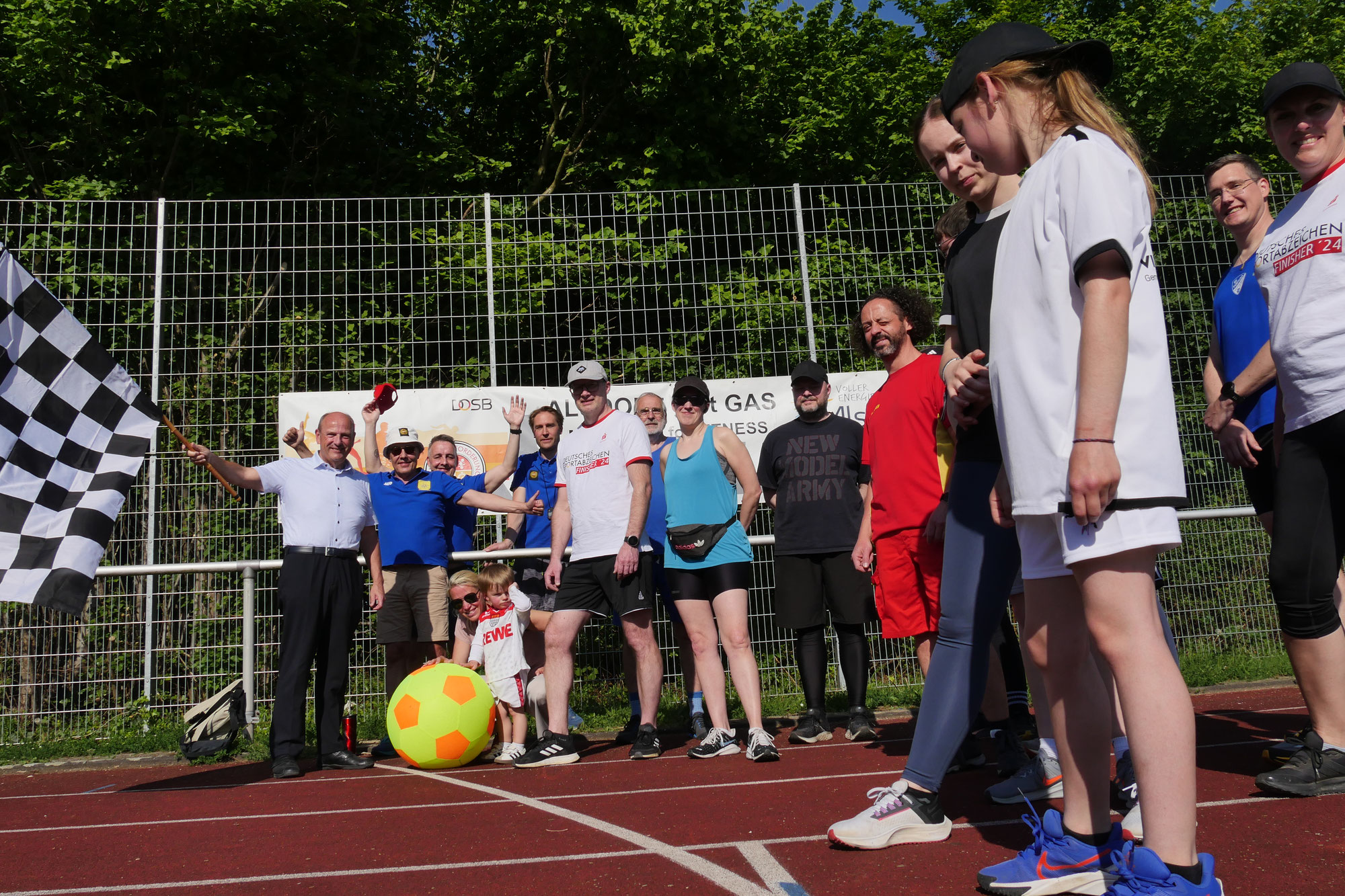Stadion-Saisoneröffnung bei sommerlichen Temperaturen