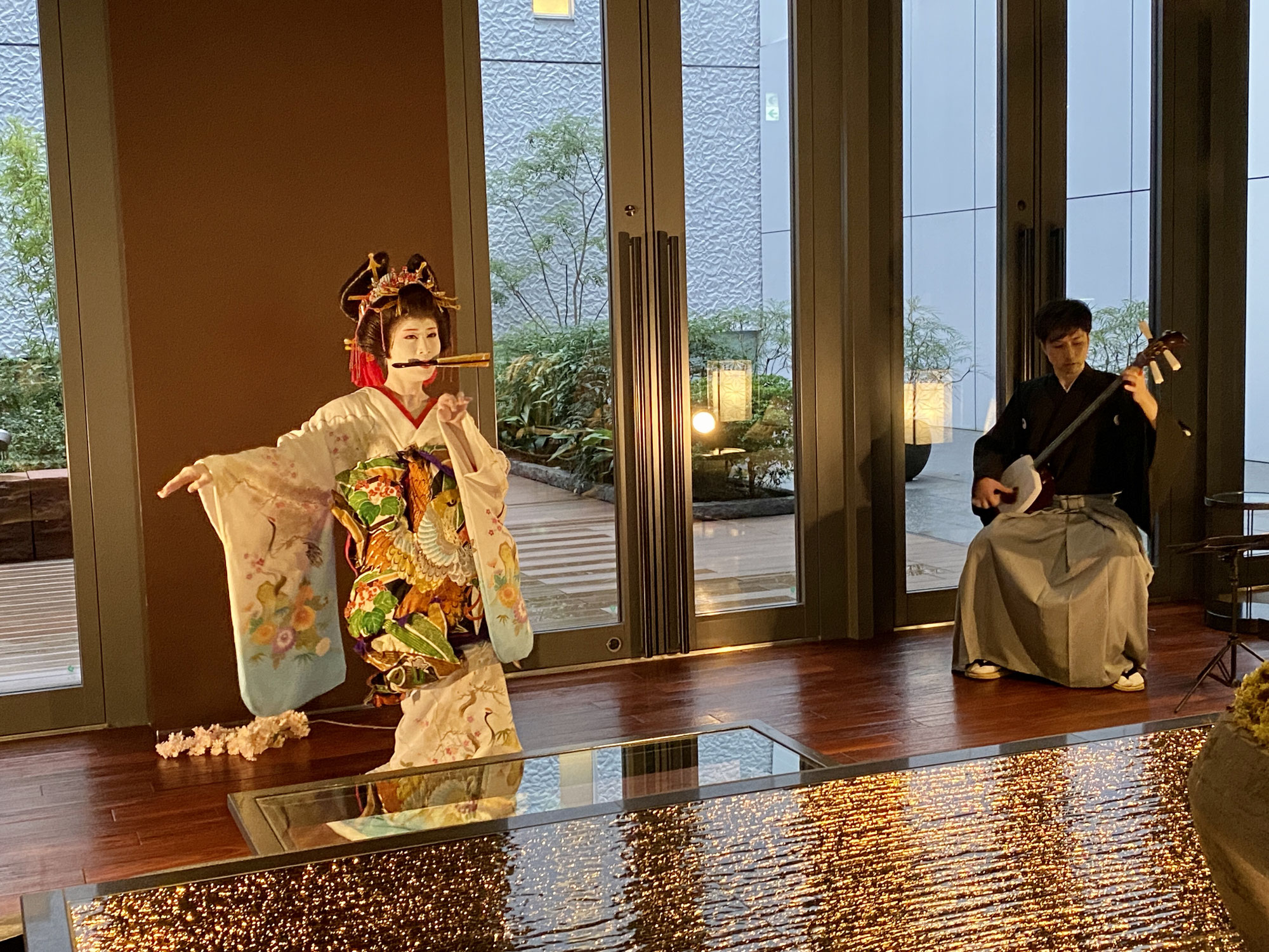 日本舞踊と津軽三味線で。