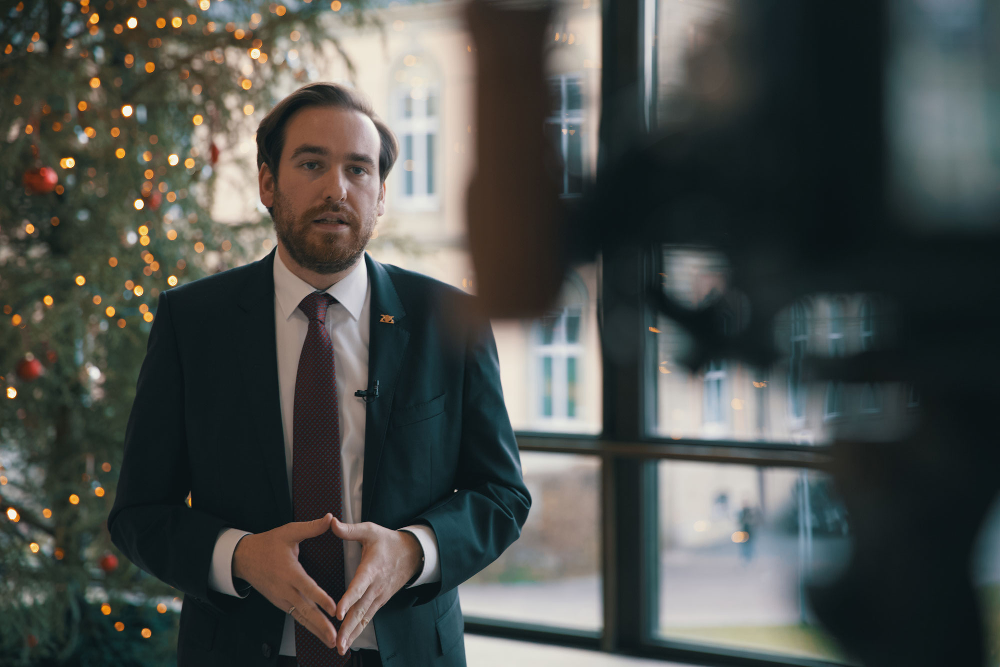 Profi-Aufnahme statt Selfie: Andreas Sturm MdL produziert Weihnachtsansprache