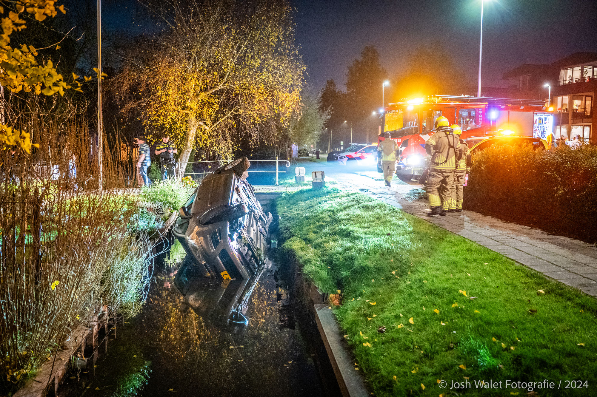 Auto belandt in de sloot langs de Rijndijk