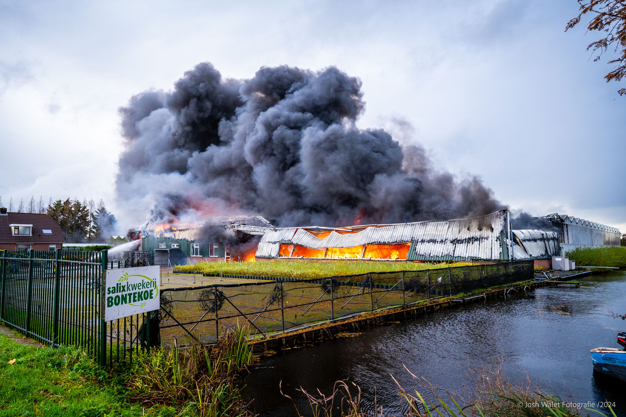 Zeer grote brand bij kwekerij in Hazerswoude-Dorp