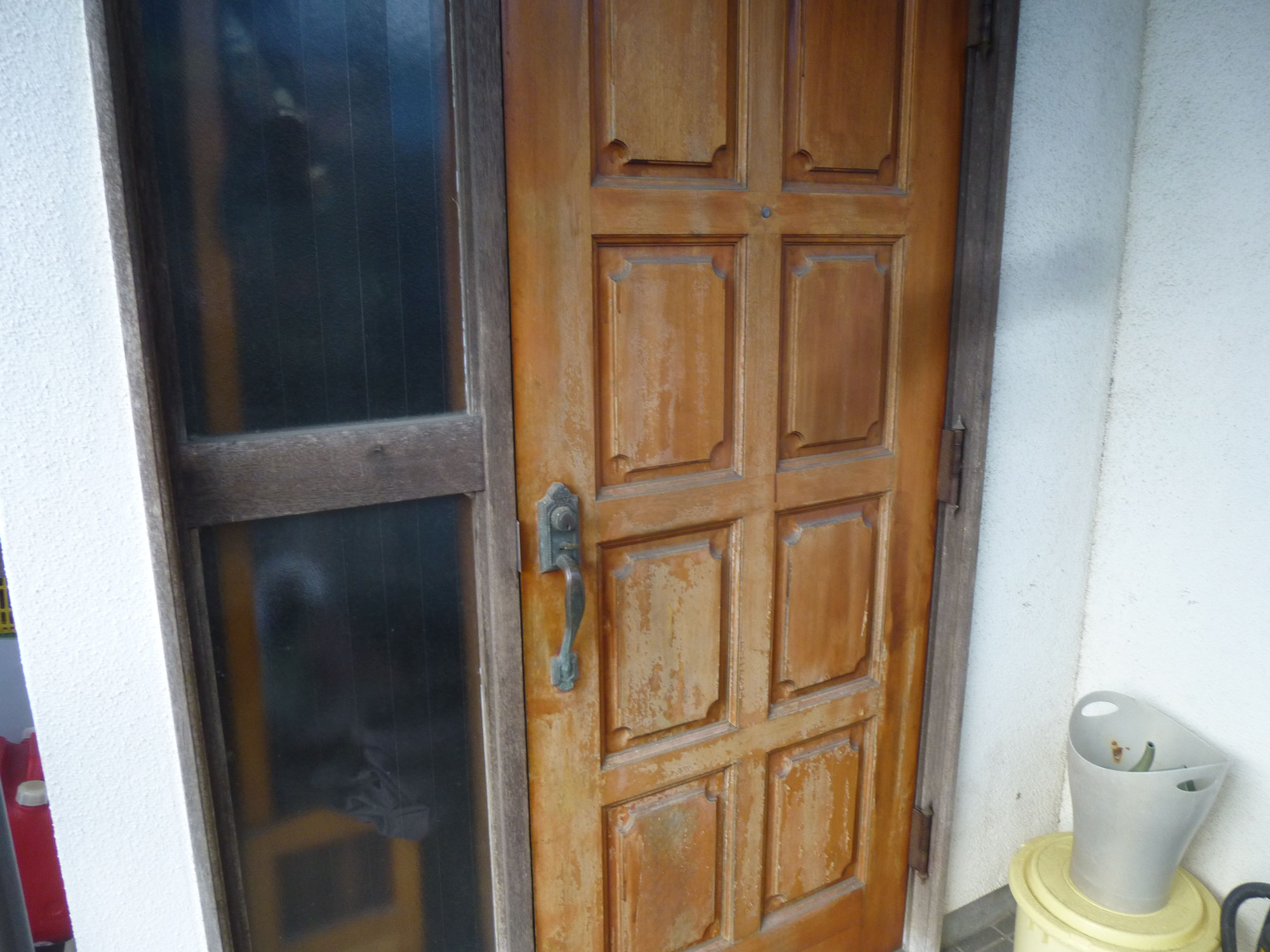 玄関ドアの塗り替え工事