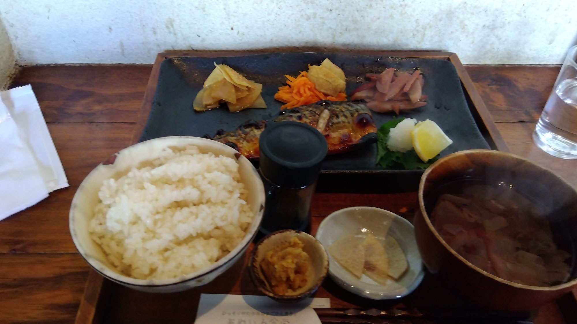 焼き魚食わせろ！あめいろ食堂でサバの塩焼き定食。