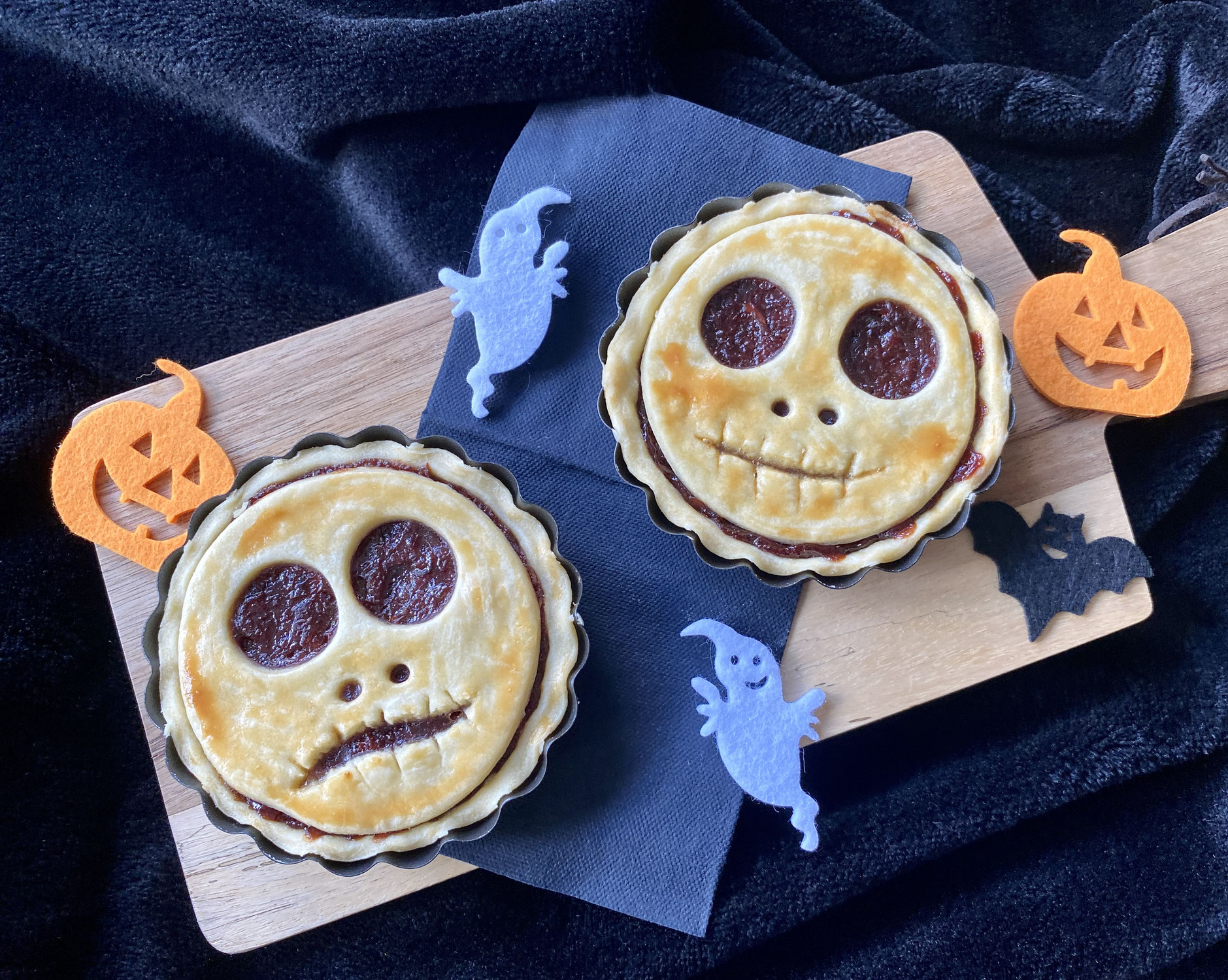 Pie mit Kirsch-Kürbis-Apfelfüllung im Halloween-Look