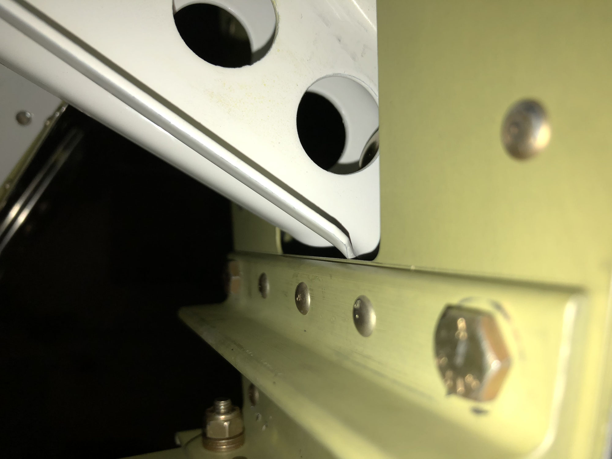 Empennage attach - Service Bulletin 18-03-30 Elevator control stop