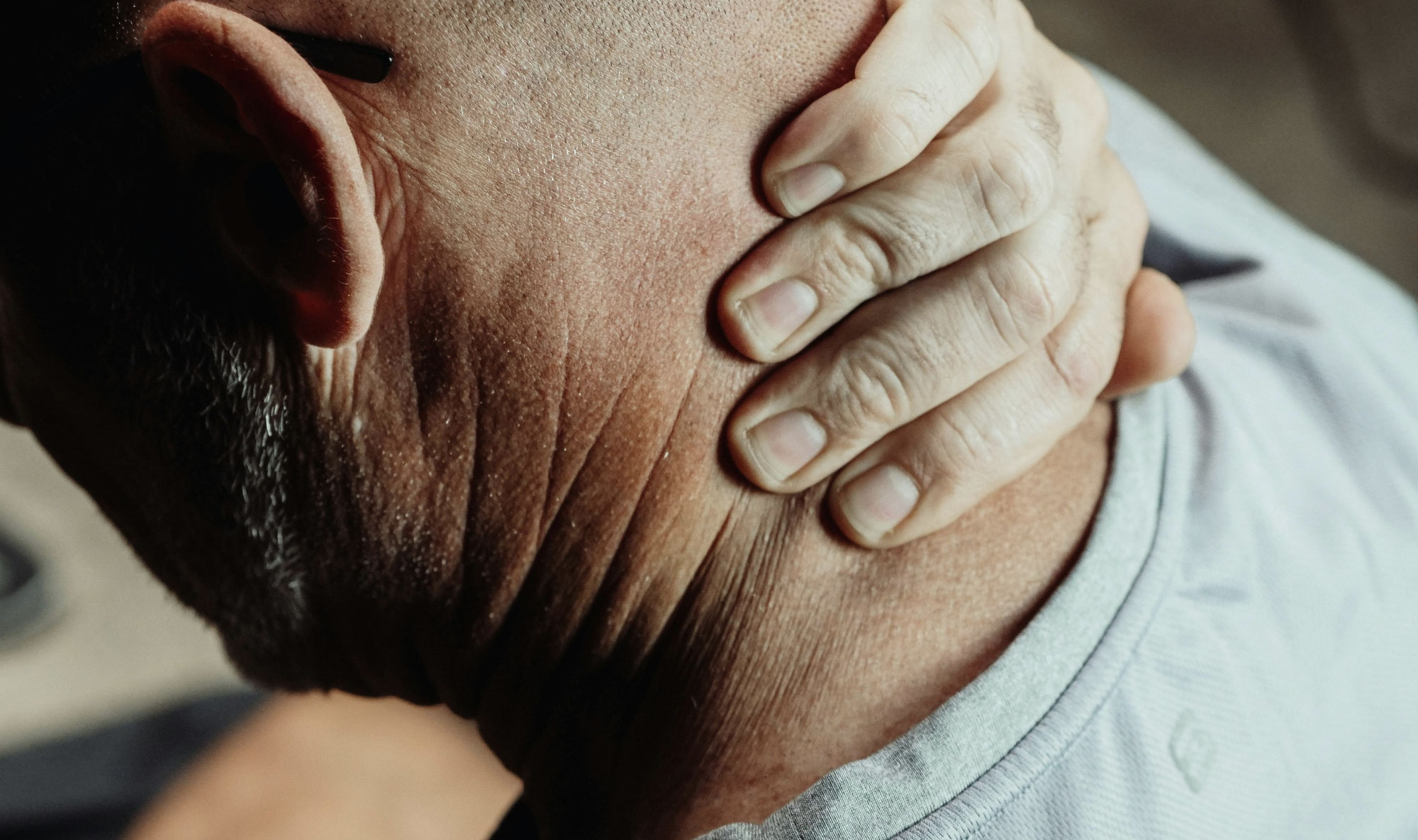 Atemtherapie bei Nackenverspannungen und -schmerzen