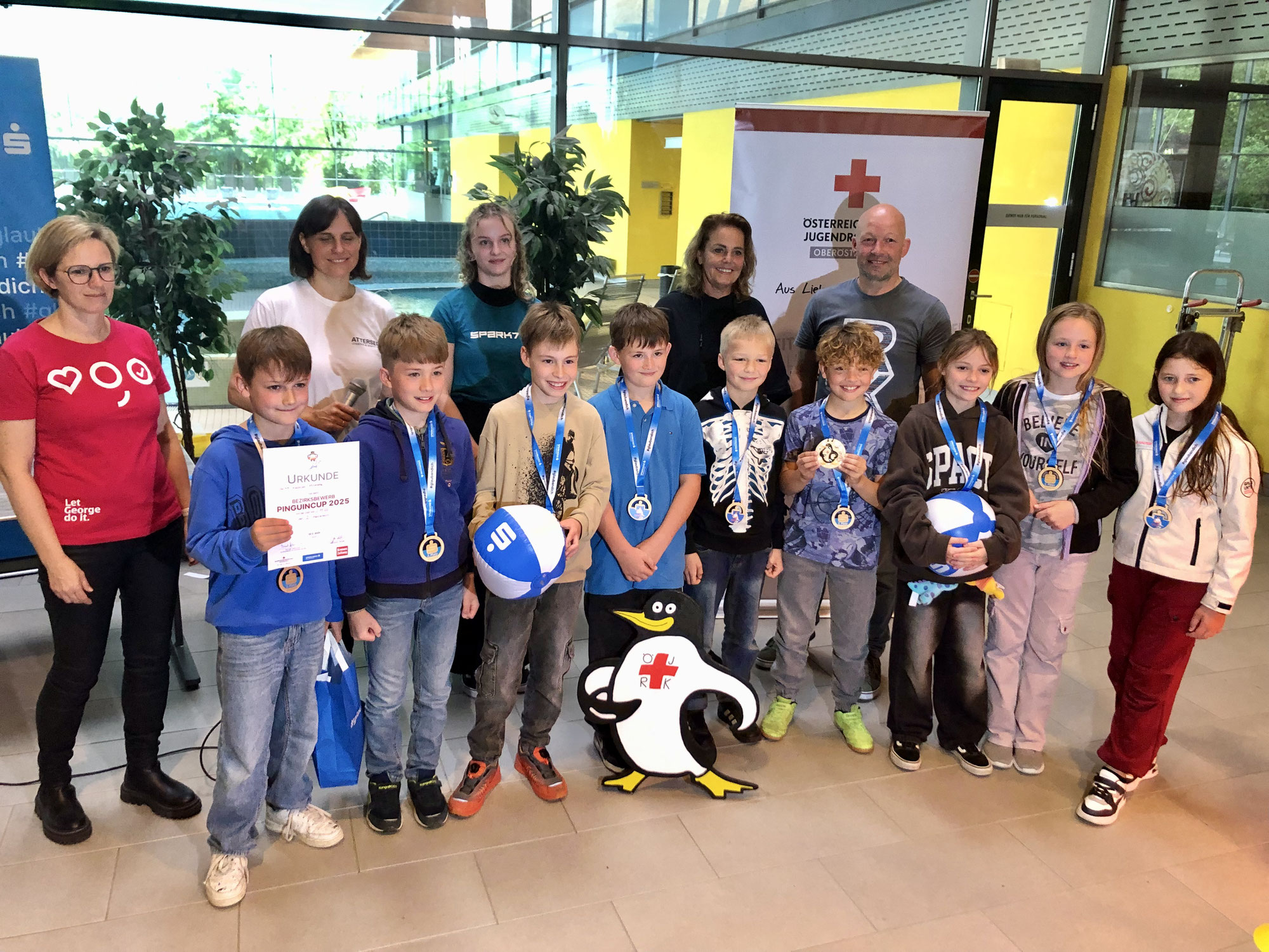 Platz 2 für die 4b- Klasse beim Schul-Schwimm-Wettbewerb „Pinguincup“