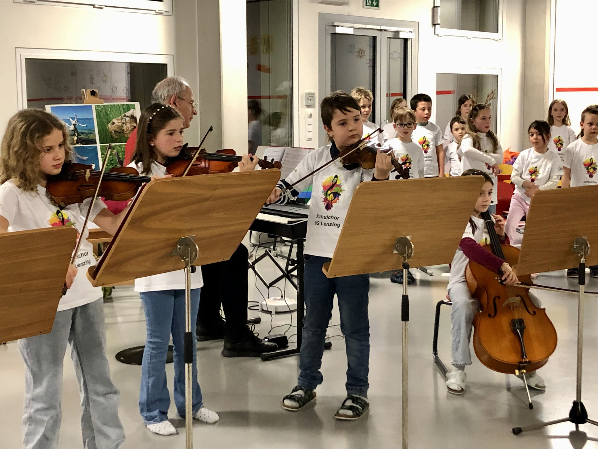 Weihnachtliche Klänge des Schulchors der Volksschule Lenzing