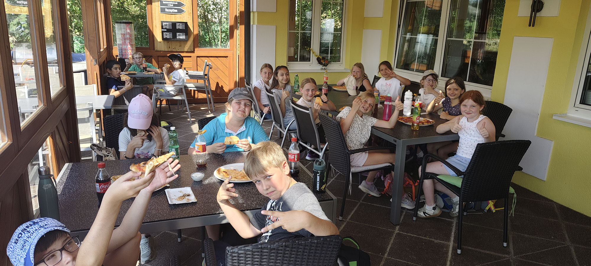 Erfolgreicher Wandertag: Pizza-Belohnung im „Shark-Haus“