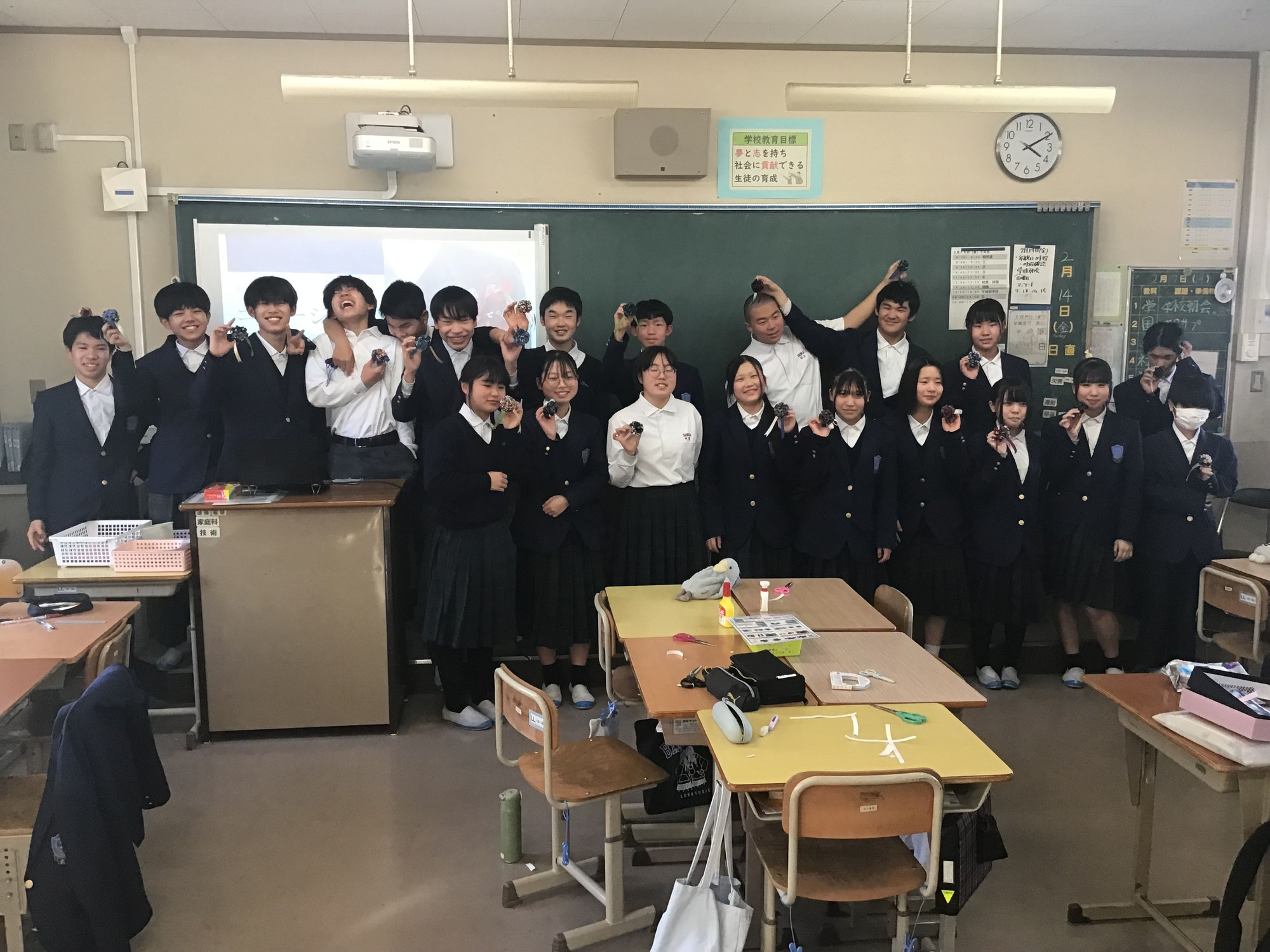 25年2月14日 福山市立精華中学校／ECOコサージュ制作／ぷらすえ～るレポート