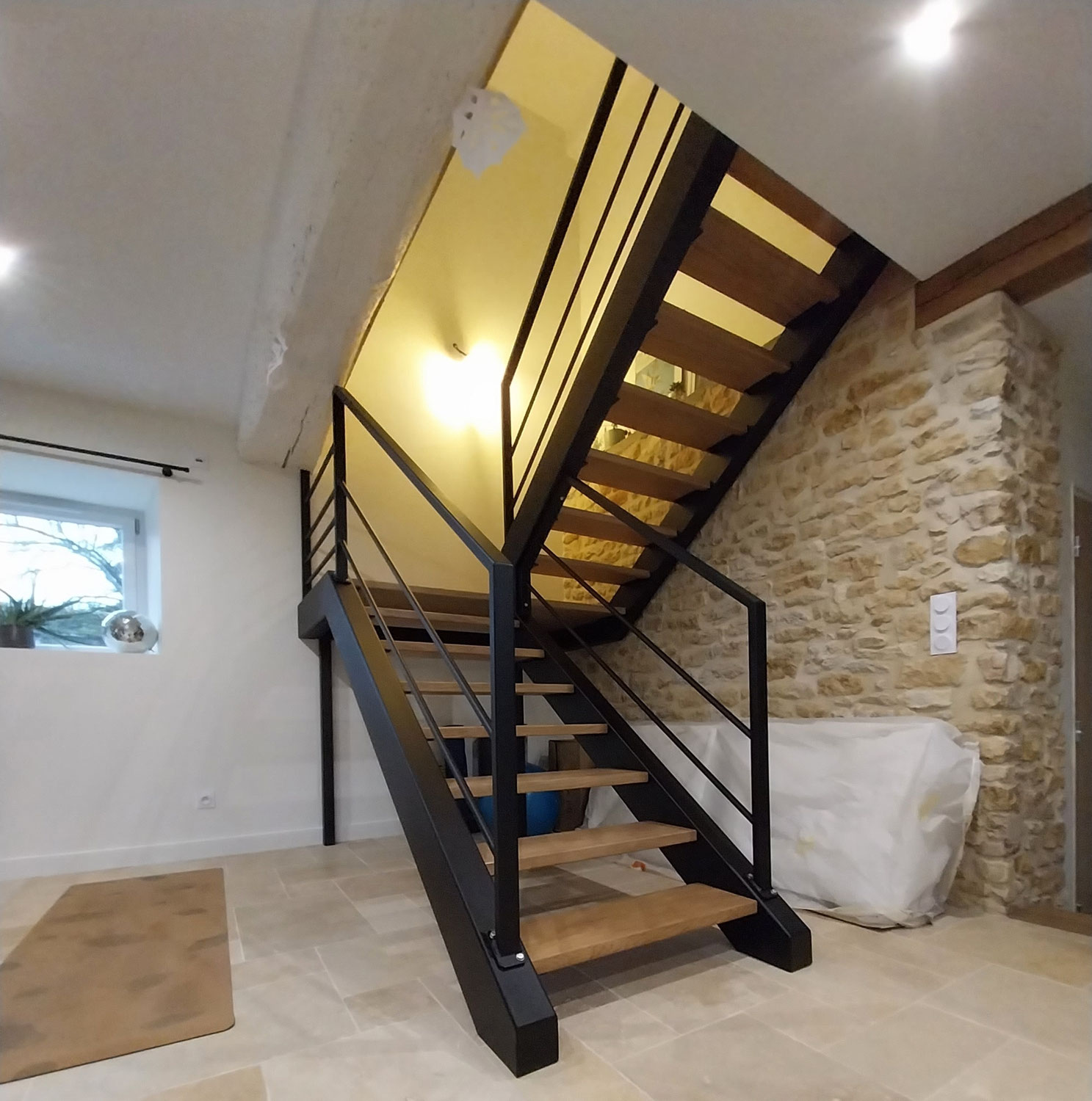 ESCALIER AVEC PALIER ET SES GARDE-CORPS