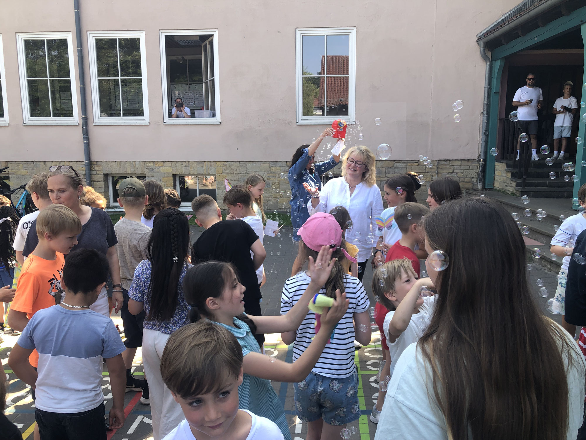 Viele Abschiede, Heureka -und Sportehrungen am letzten Schultag...