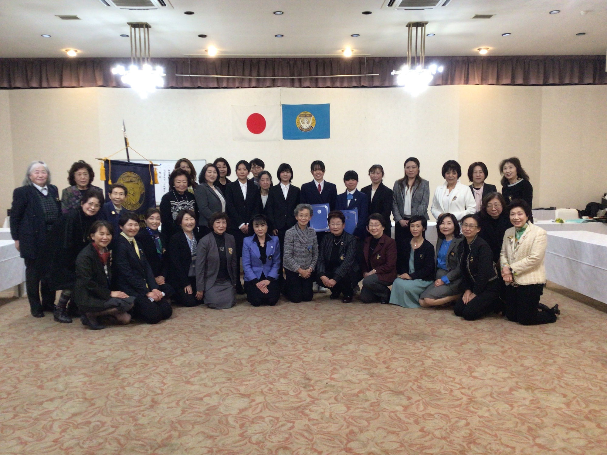 奨学生認証書授与式及び卒業を祝う会開催