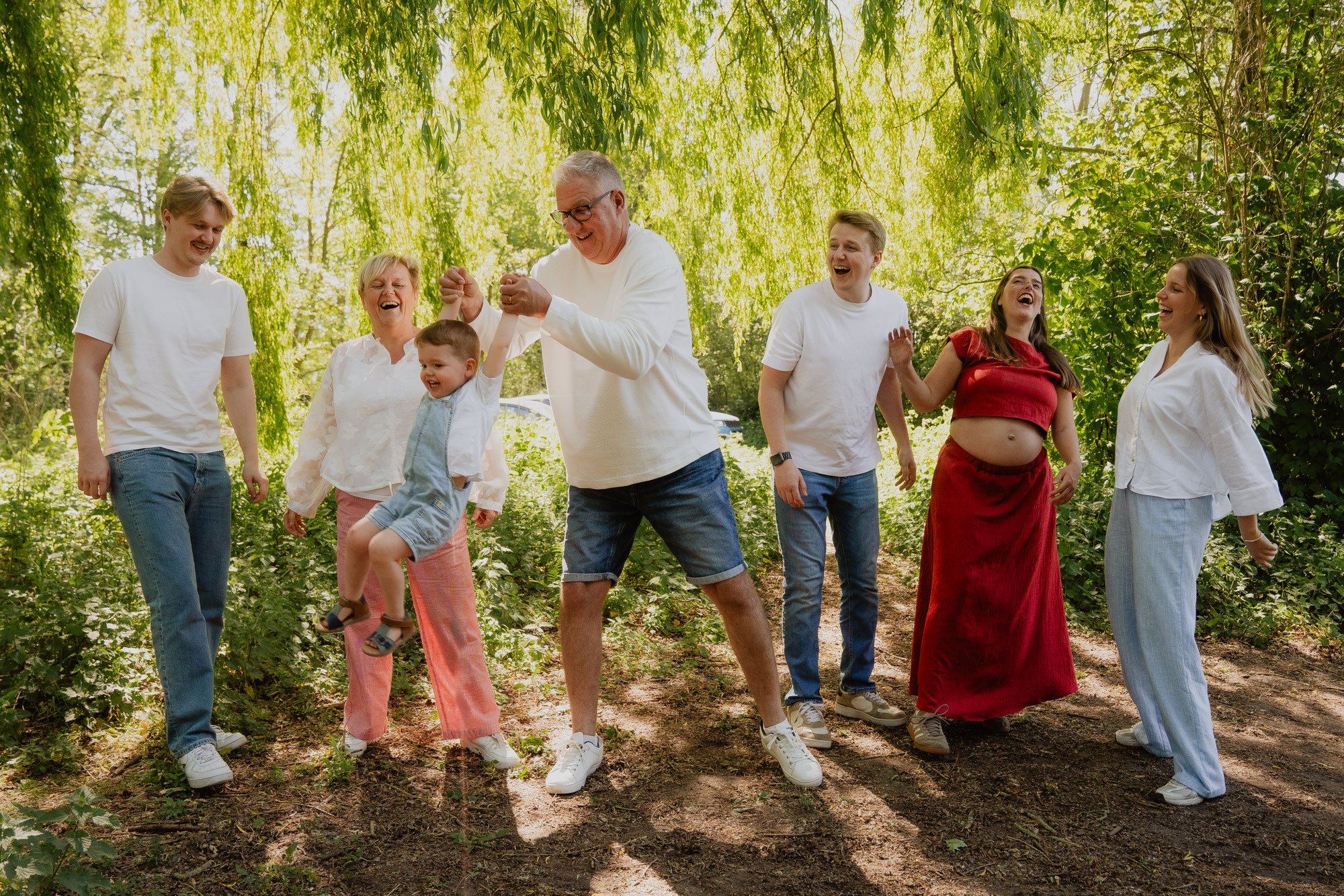 Fun maternity session in Ghent with entire family