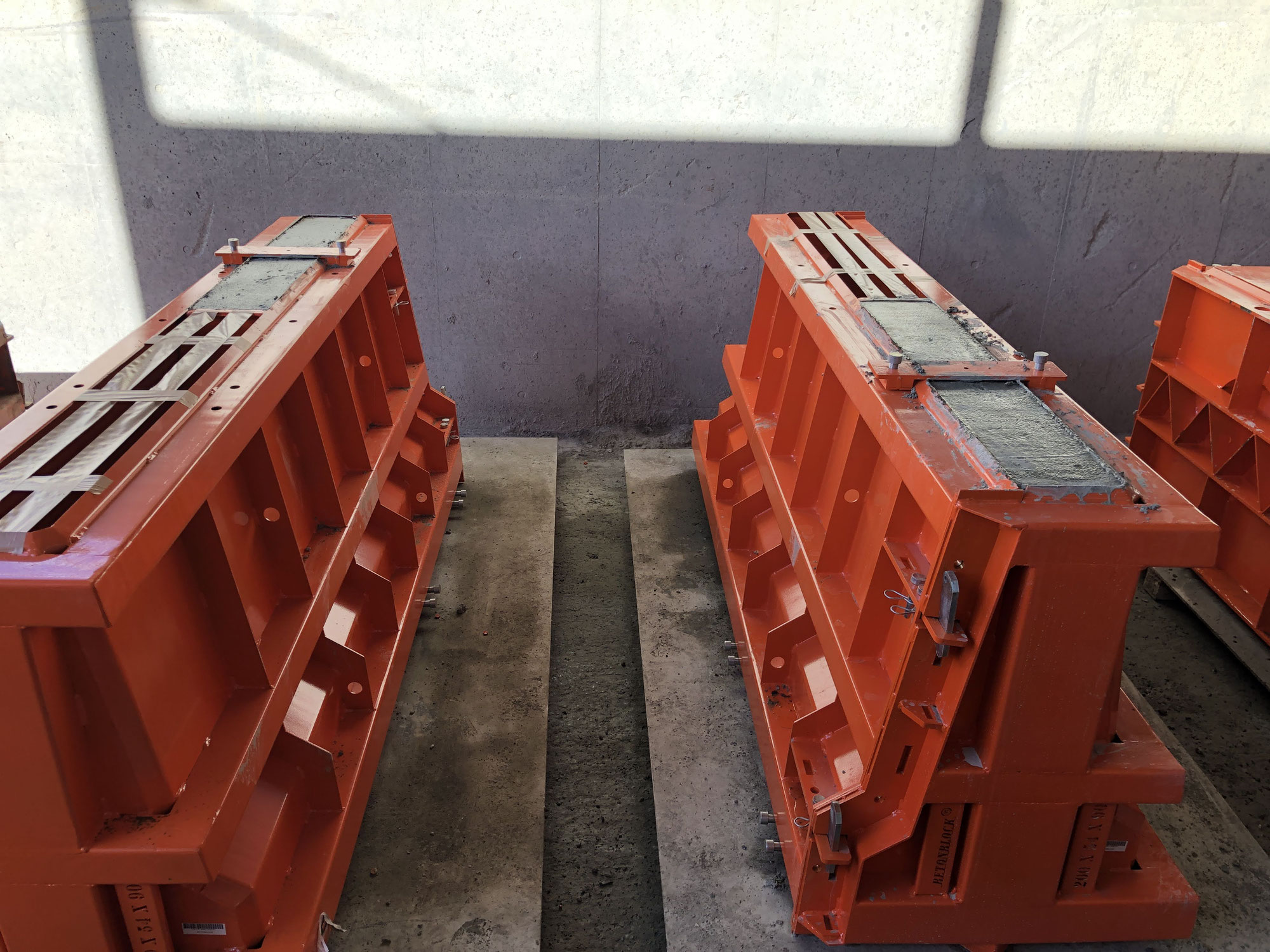 埼玉、渋谷建材さん。バリケードもBETONBLOCK！