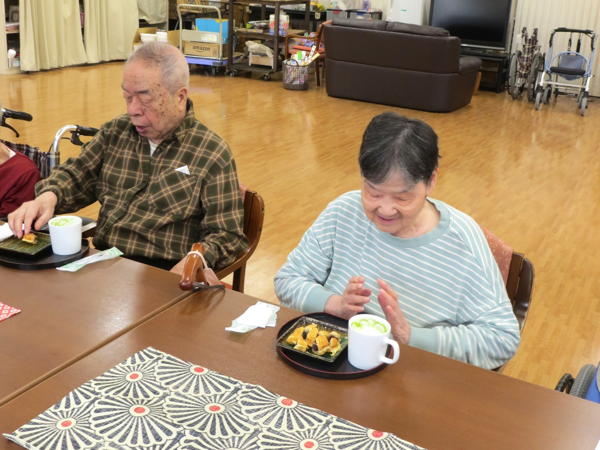 春の茶話会が開かれました。