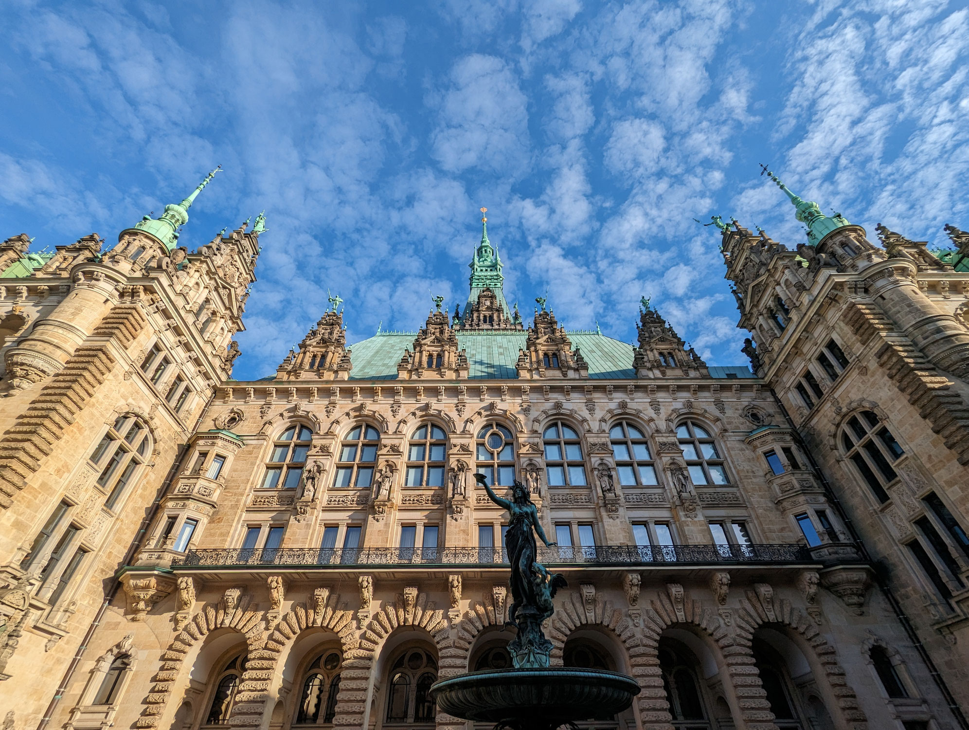 DER HYGIA-BRUNNEN IM HAMBURGER RATHAUS UND DIE ERINNERUNG AN DIE CHOLERA 1892 IN DEN  GÄNGEVIERTELN
