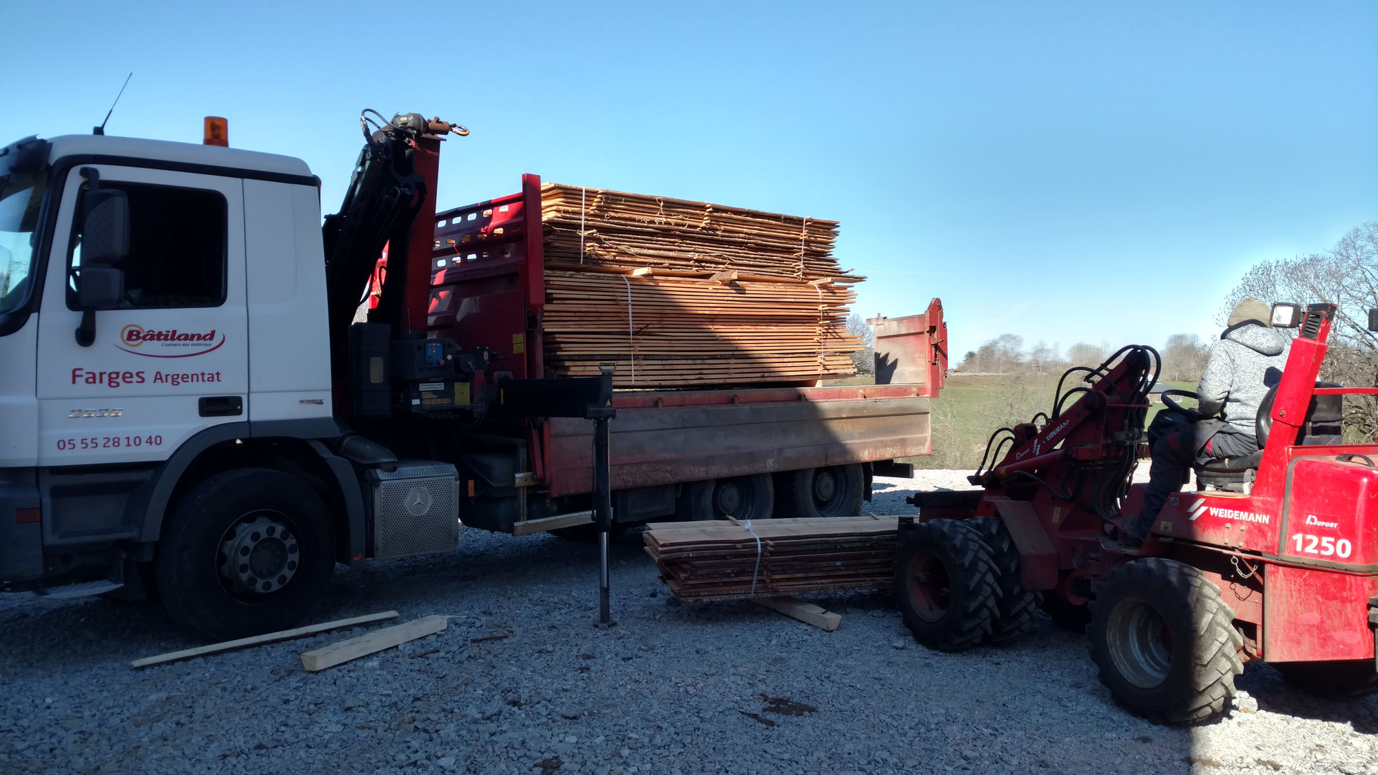 Vente de bois sciés et tournée avec les élèves de Meymac pour cette belle journée à Saint-Etienne-de-Chomeil