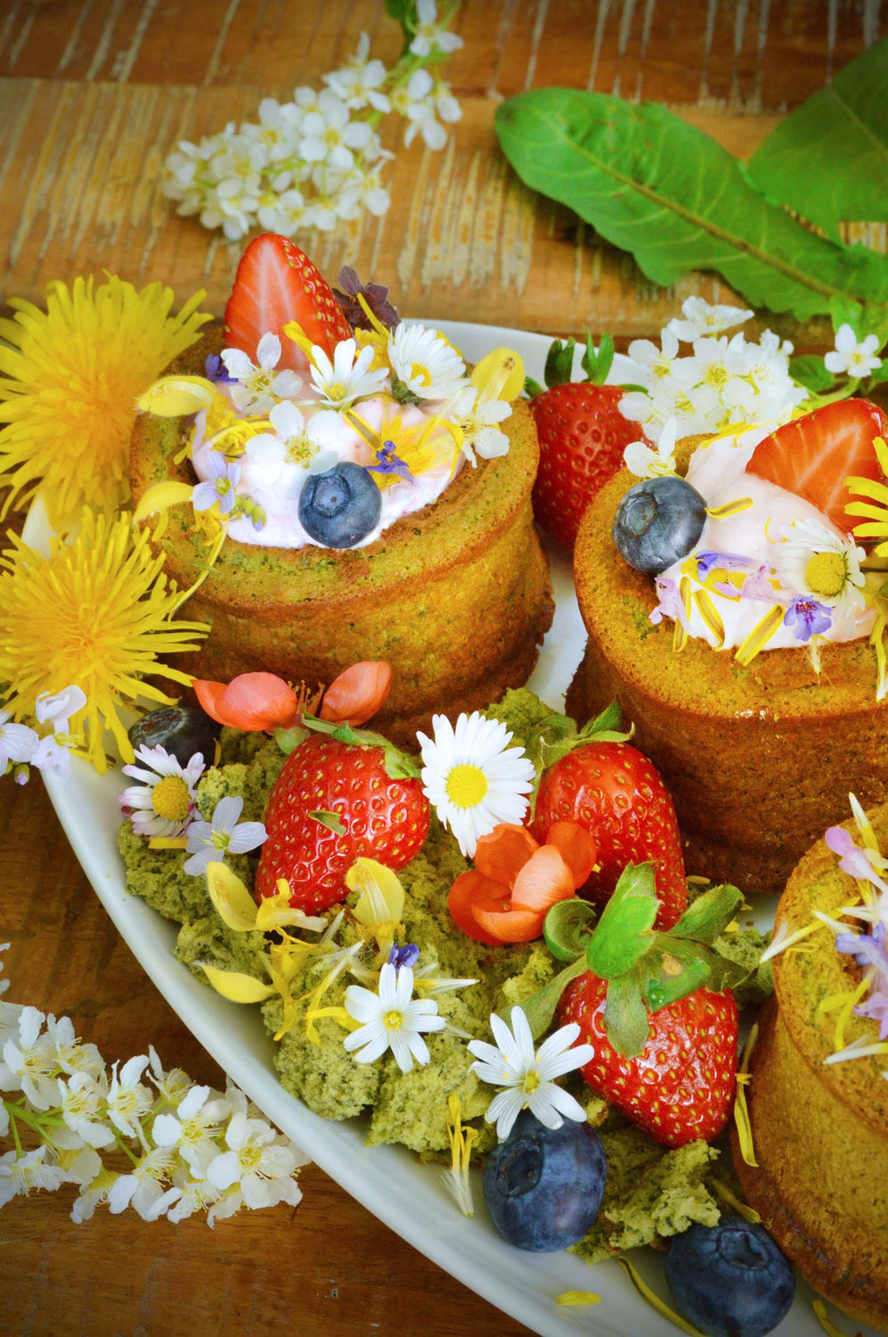 Brennnesselkuchen mit Erdbeeren